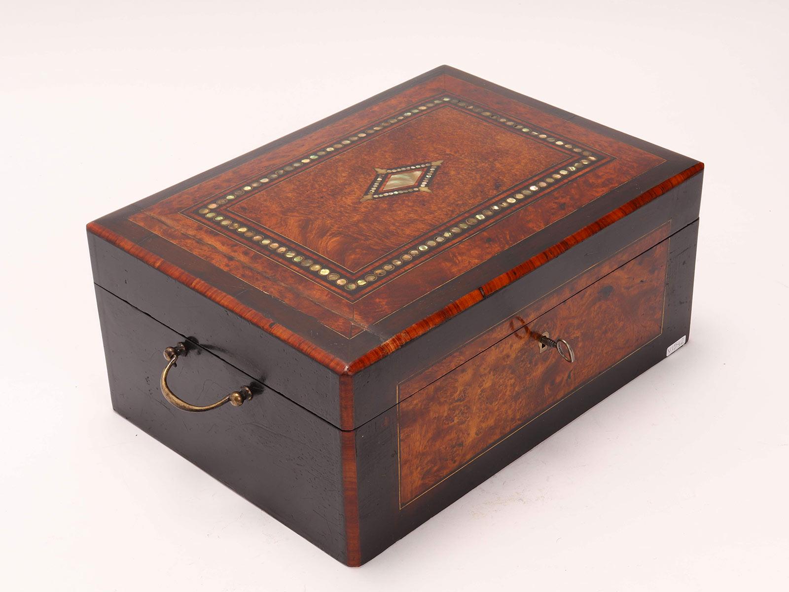 Caja de madera chapada de brezo con inserciones de nácar, Italia 1850. siglo XIX en venta