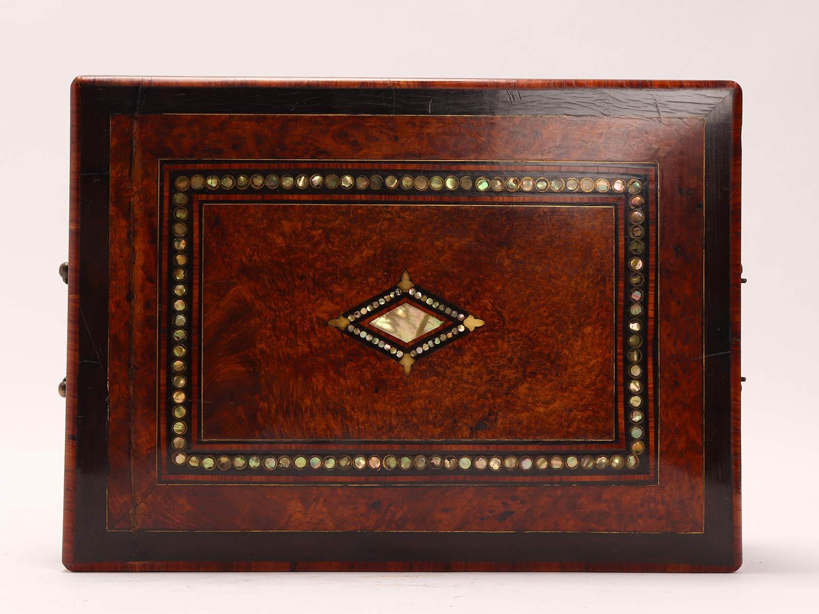 Caja de madera chapada de brezo con inserciones de nácar, Italia 1850. Latón en venta