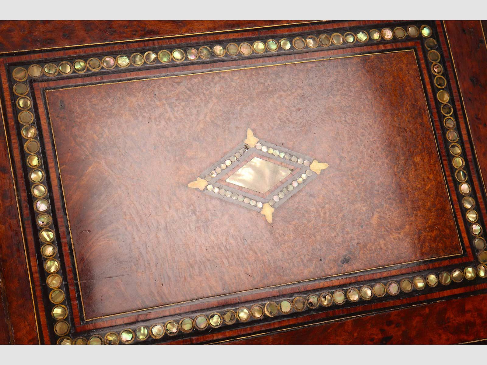 Caja de madera chapada de brezo con inserciones de nácar, Italia 1850. en venta 2