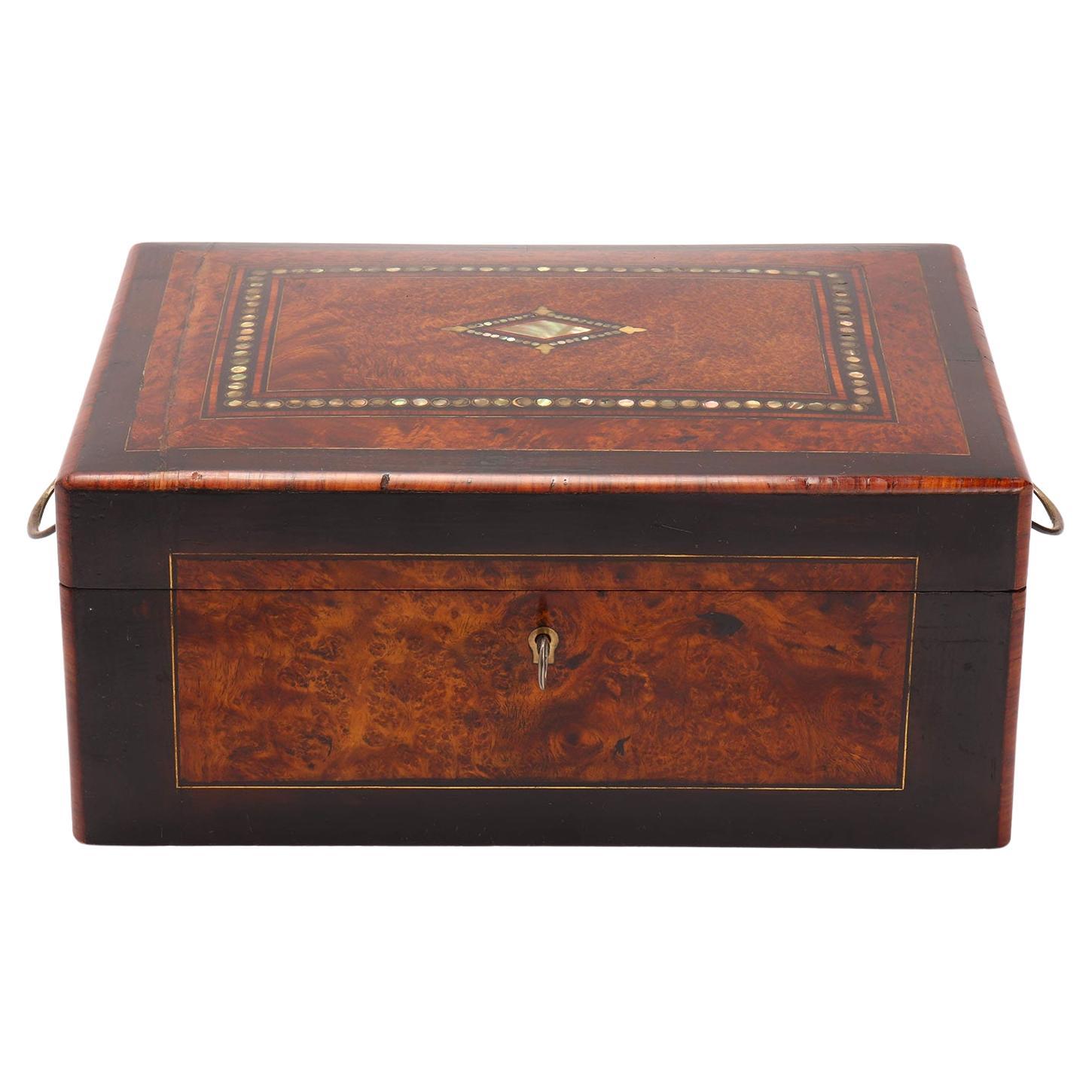 Caja de madera chapada de brezo con inserciones de nácar, Italia 1850. en venta