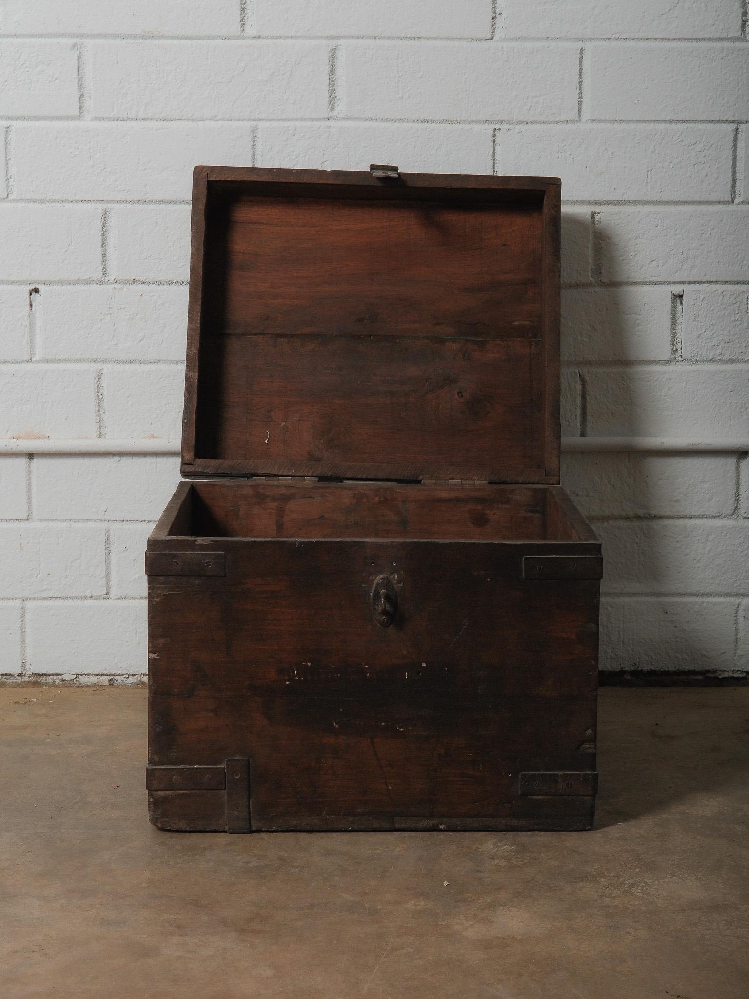 Rustico Wooden Box with Hinged Lid and Iron Fittings in vendita