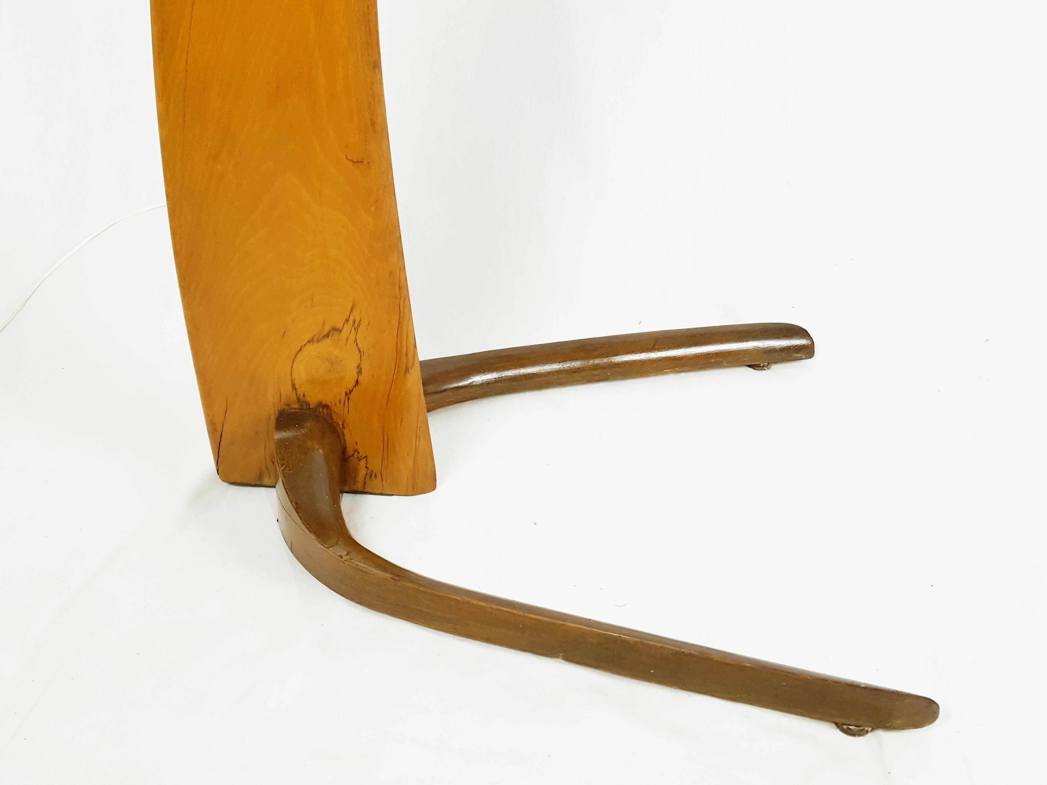 Mid-Century Modern Lampadaire courbé en bois et laiton du milieu du siècle à la manière de Rispal en vente