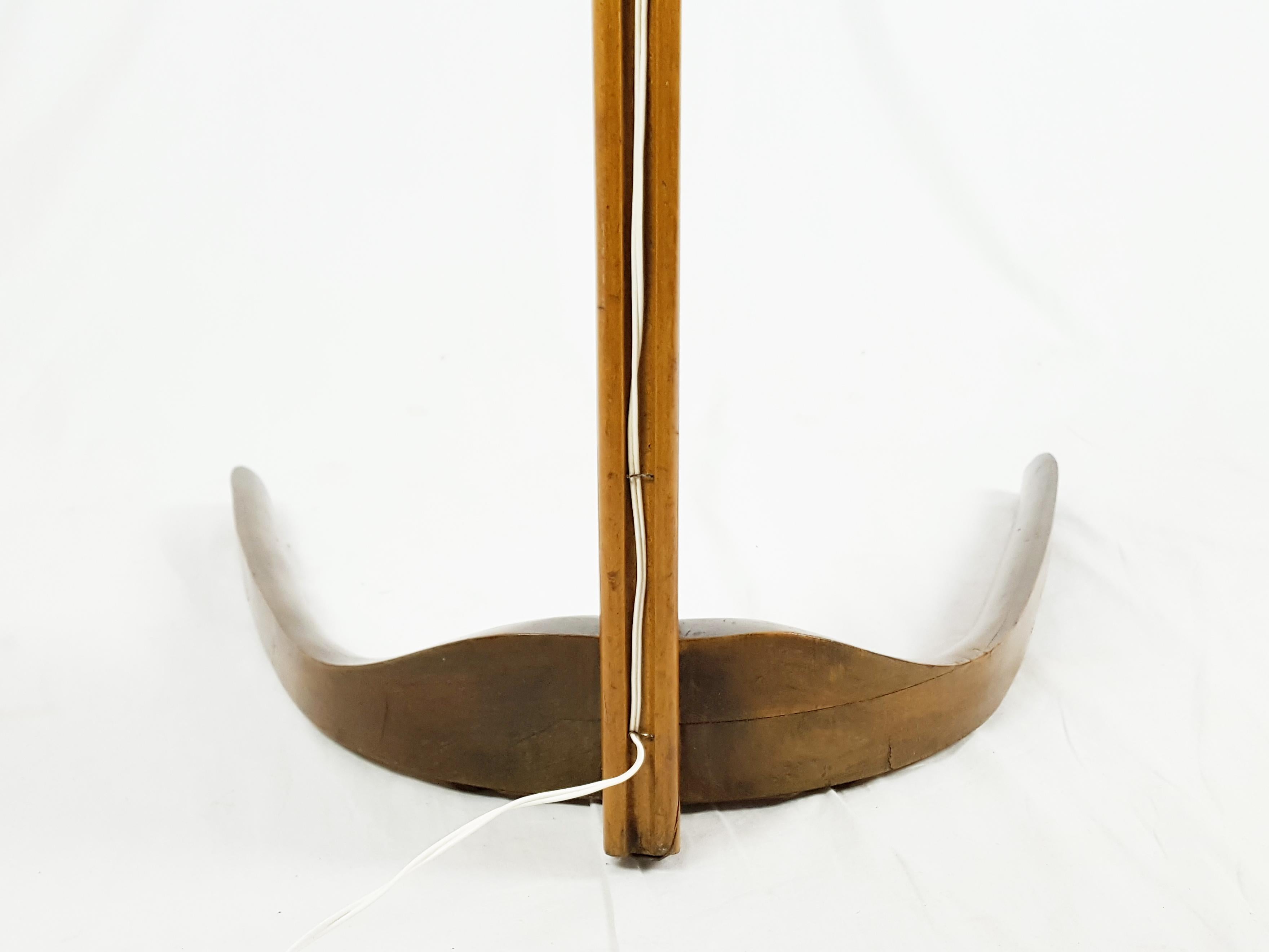 Mid-Century Modern Wooden & Brass Mid-Century Curved Floor Lamp in the Manner of Rispal For Sale
