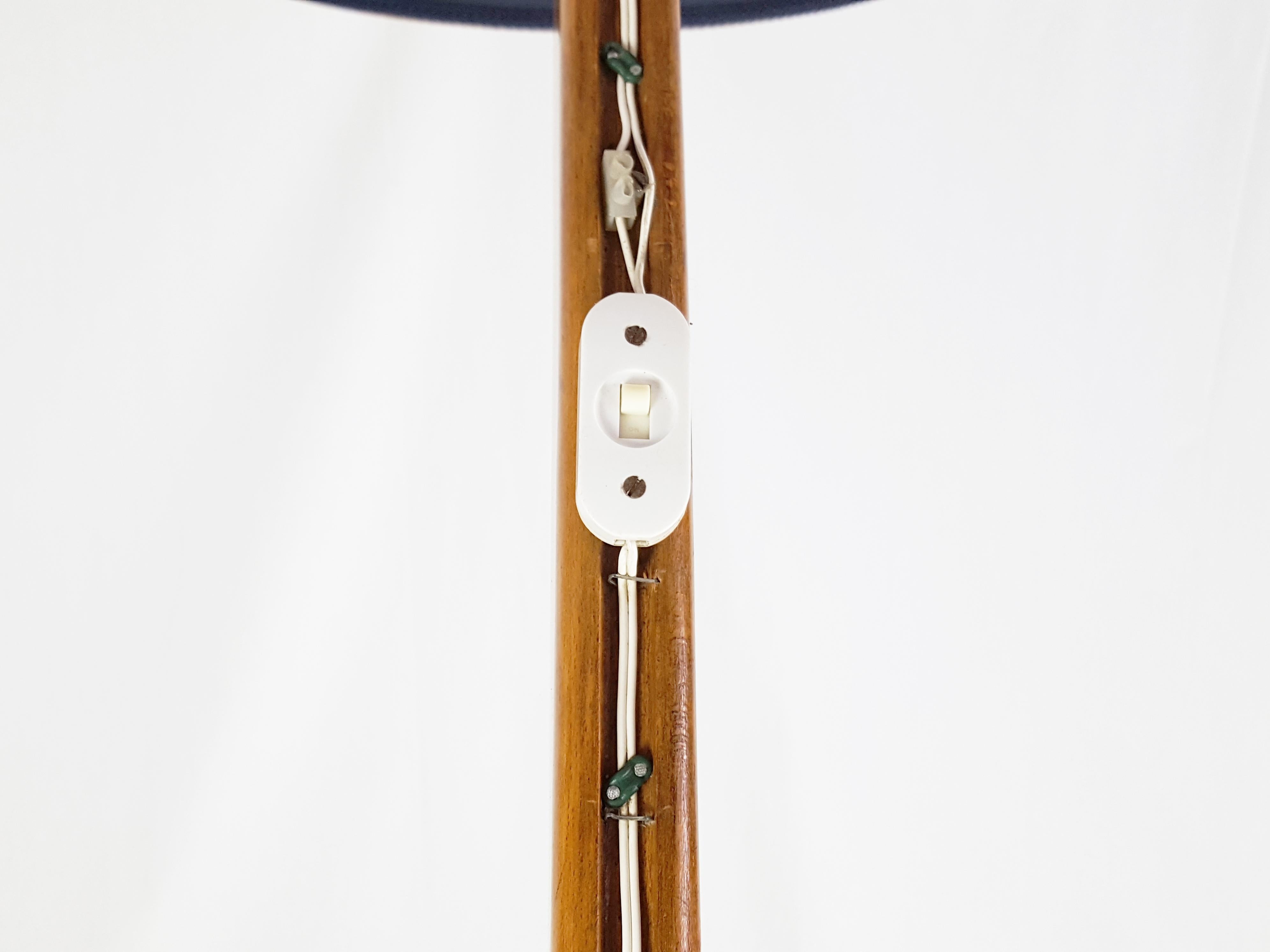 Italian Wooden & Brass Mid-Century Curved Floor Lamp in the Manner of Rispal For Sale