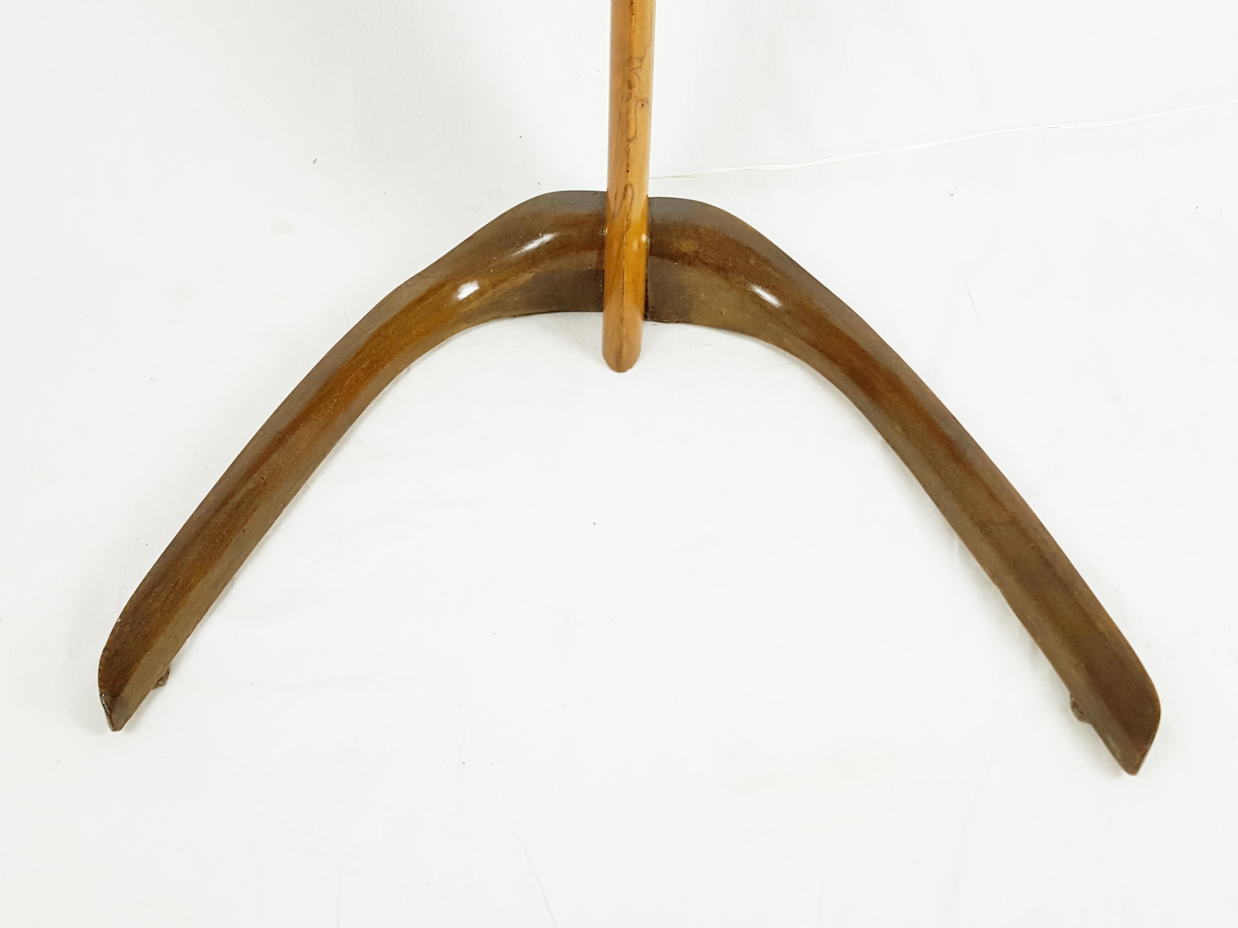 Laiton Lampadaire courbé en bois et laiton du milieu du siècle à la manière de Rispal en vente