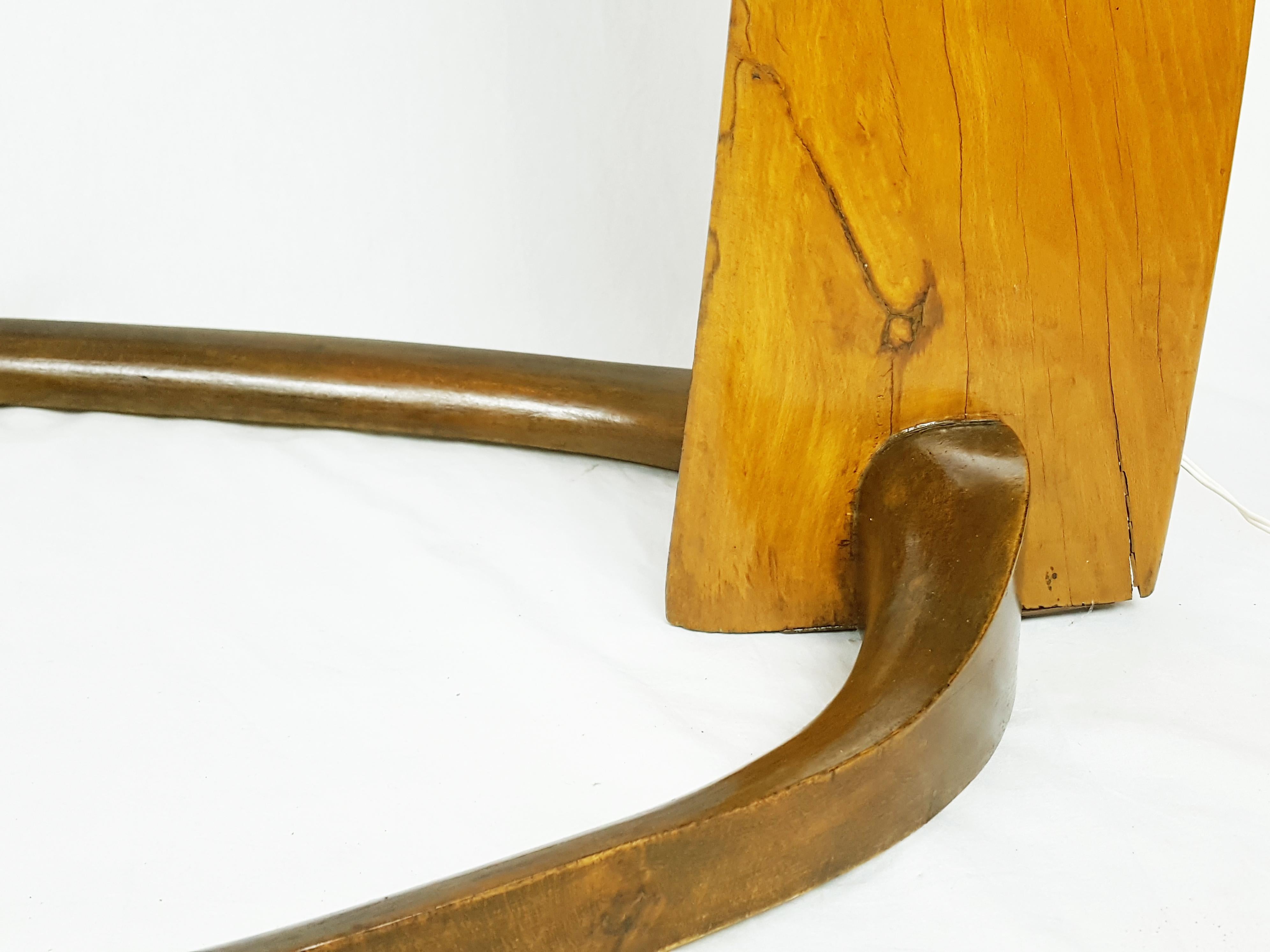 Lampadaire courbé en bois et laiton du milieu du siècle à la manière de Rispal en vente 1