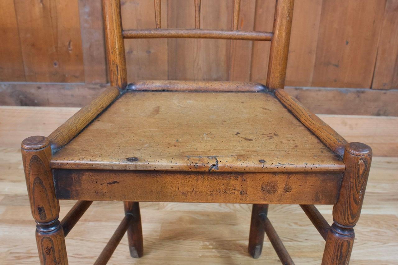 Sehr schöner Holzstuhl aus dem 19. Jahrhundert aus England. Das Holz ist geschnitzt und mit Ornamenten versehen. Dieser Stuhl mit rustikalem Charme kann aus einem Bistro oder einer Kneipe stammen, hat eine sehr schöne antike Patina.
England XIX.