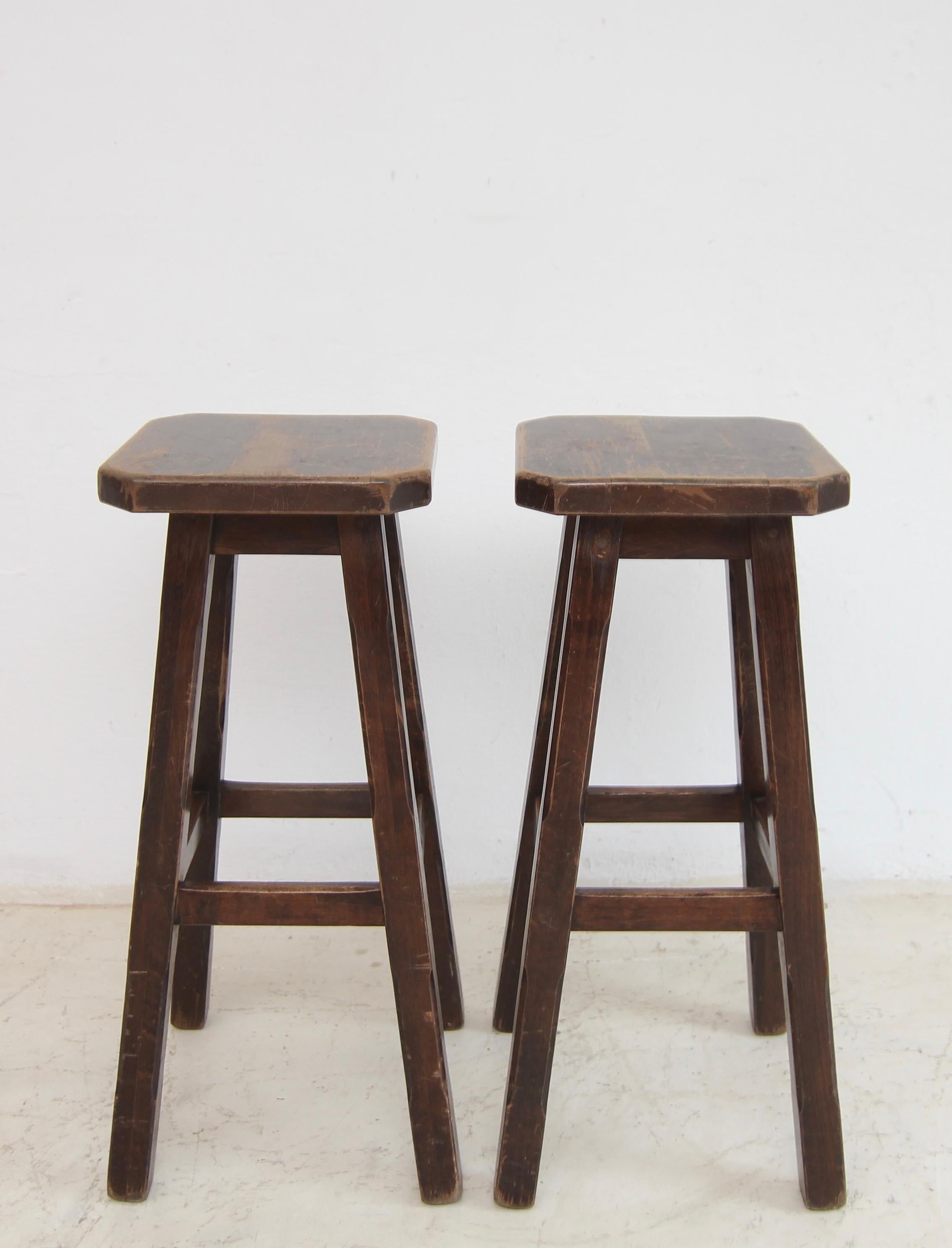 Tabourets de bar brutalistes en bois. Ensemble de 2 pièces en vente 11