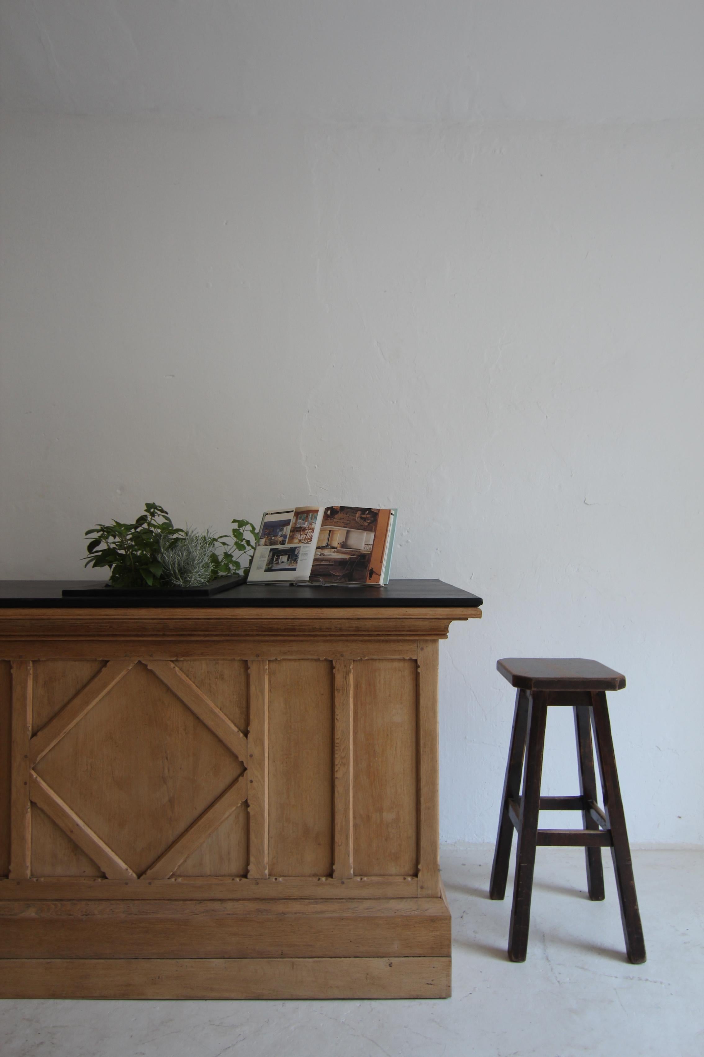 Une paire de tabourets de bar brutalistes des années 1960/70. Fabrication solide en bois de hêtre.

Design/One puriste, composé de 4 pieds carrés à entretoises évasées sur une base rectangulaire, et d'une assise de 38 mm d'épaisseur à bords