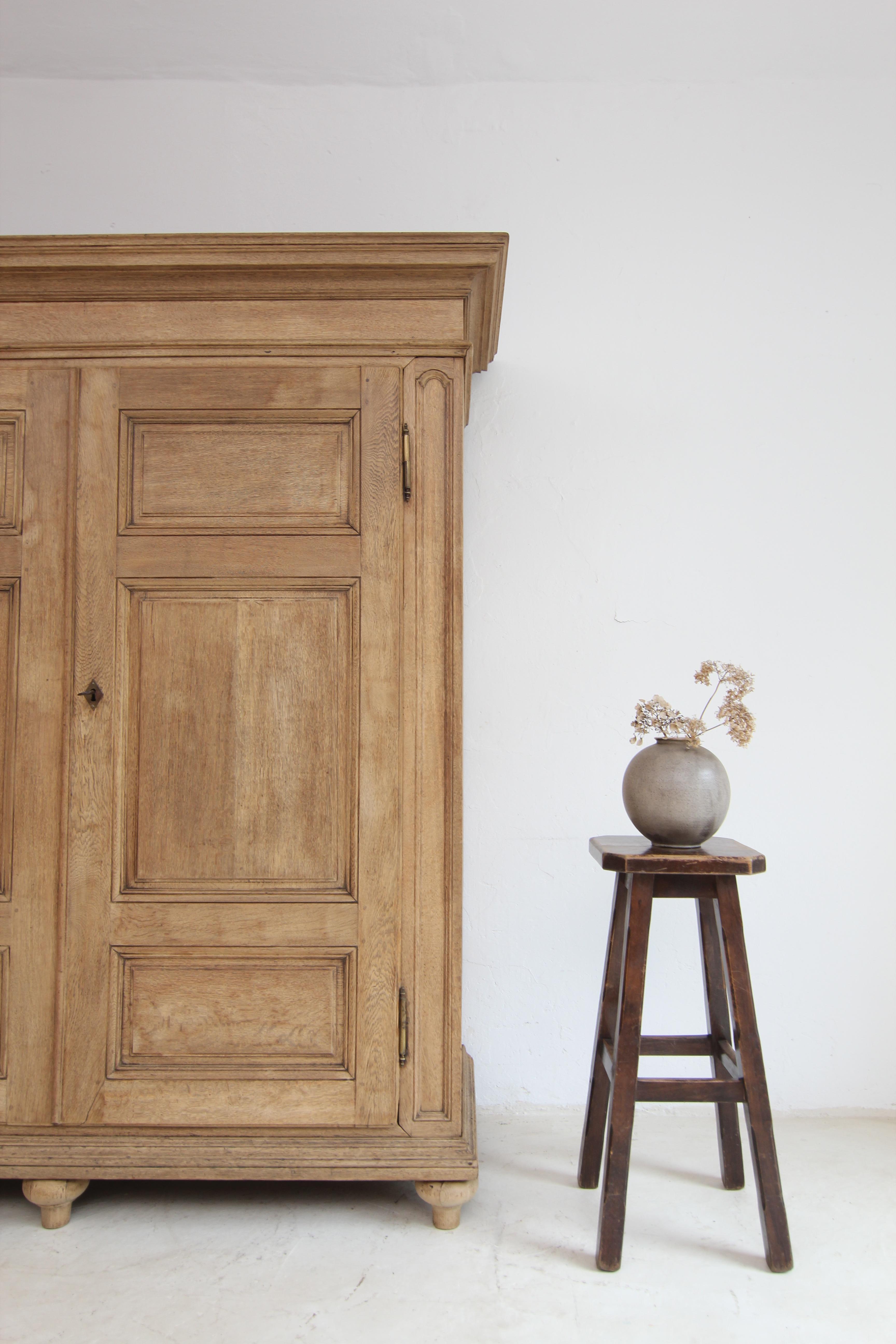 Brutalisme Tabourets de bar brutalistes en bois. Ensemble de 2 pièces en vente