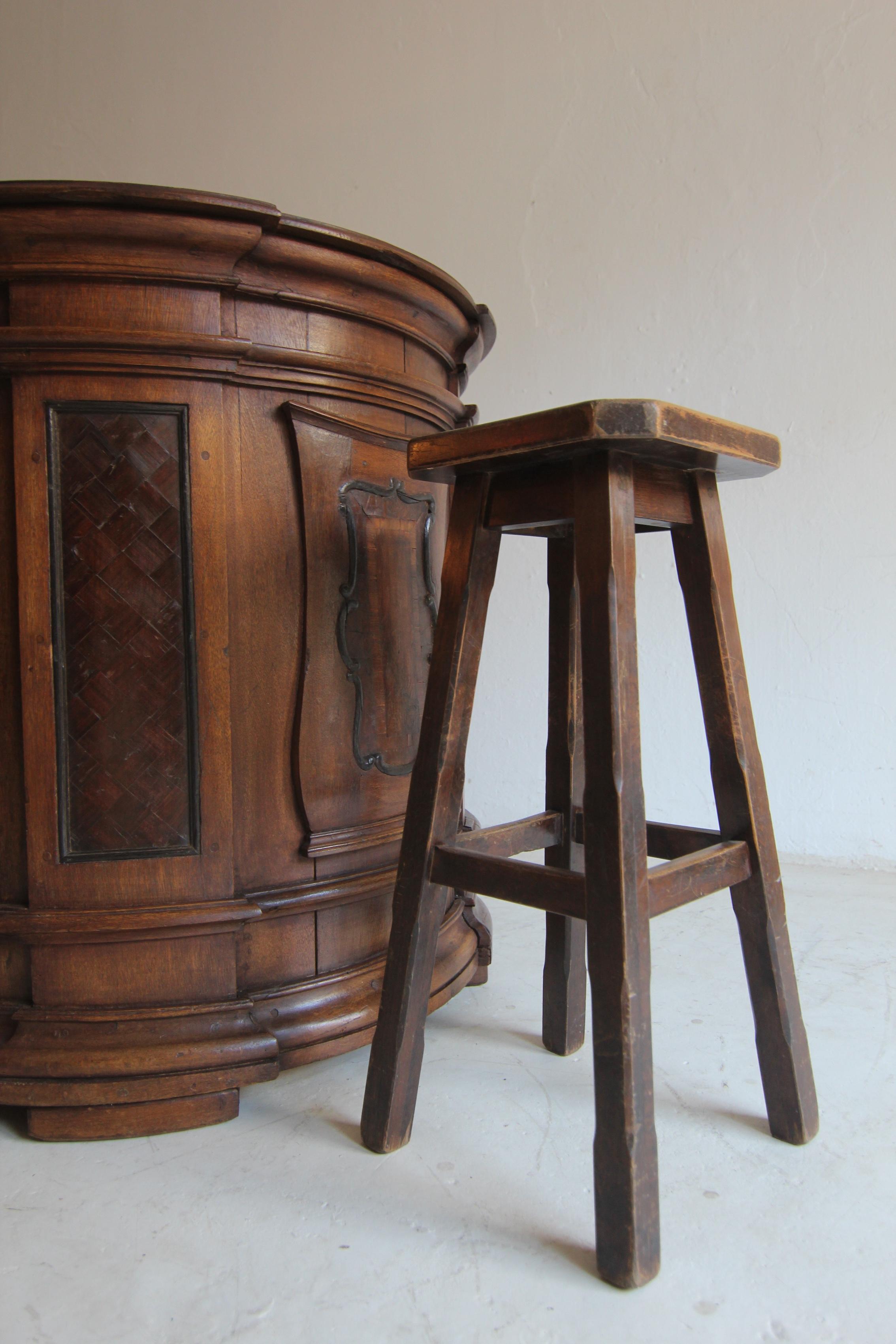 Européen Tabourets de bar brutalistes en bois. Ensemble de 2 pièces en vente