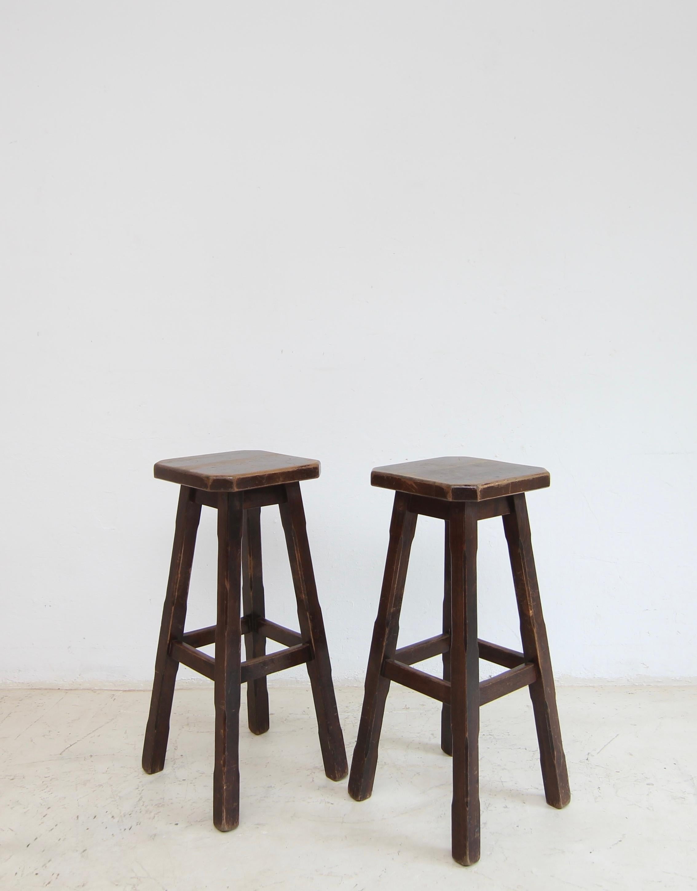 Tabourets de bar brutalistes en bois. Ensemble de 2 pièces État moyen - En vente à Dusseldorf, DE