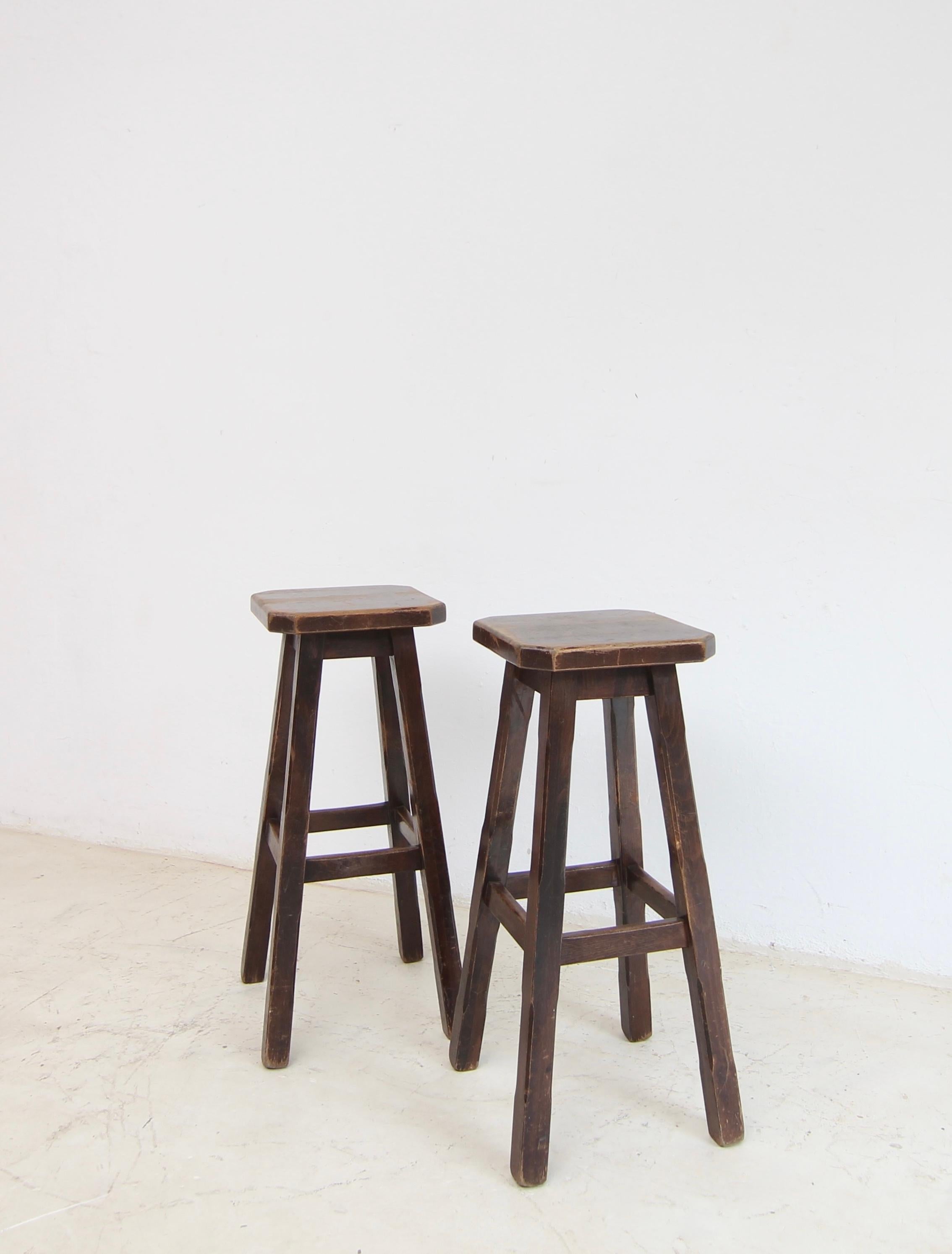 Fin du 20e siècle Tabourets de bar brutalistes en bois. Ensemble de 2 pièces en vente