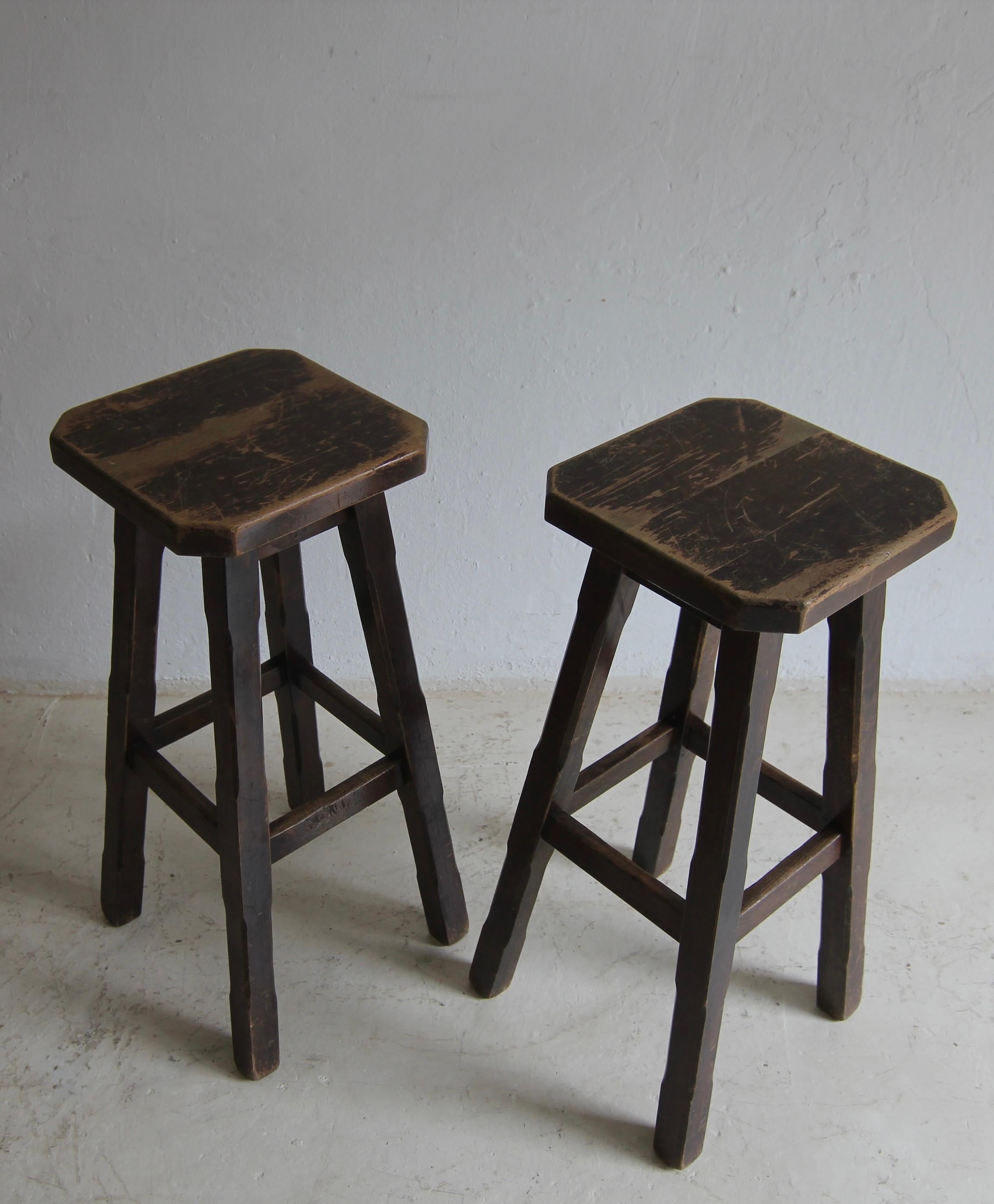 Tabourets de bar brutalistes en bois. Ensemble de 2 pièces en vente 1