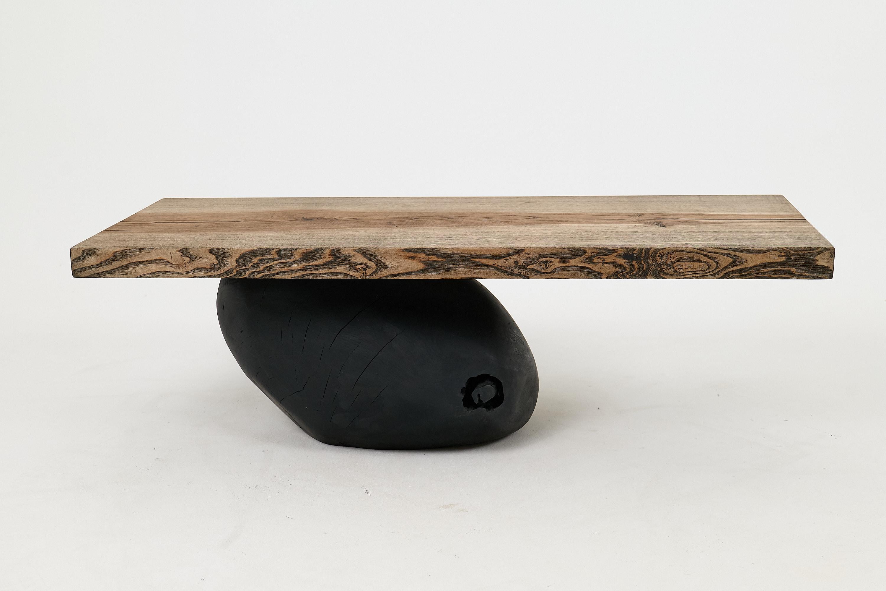 Einzigartiger Tisch mit originellem Design von Logniture. Ganz aus Holz gefertigt. Geschützt mit den hochwertigsten Ölen, die eine Haltbarkeit über Generationen hinweg gewährleisten. Dieses einzigartige, handgefertigte Design wird Ihr Interieur
