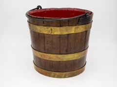 Holzkübel mit rotem Innenraum und Messingakzenten