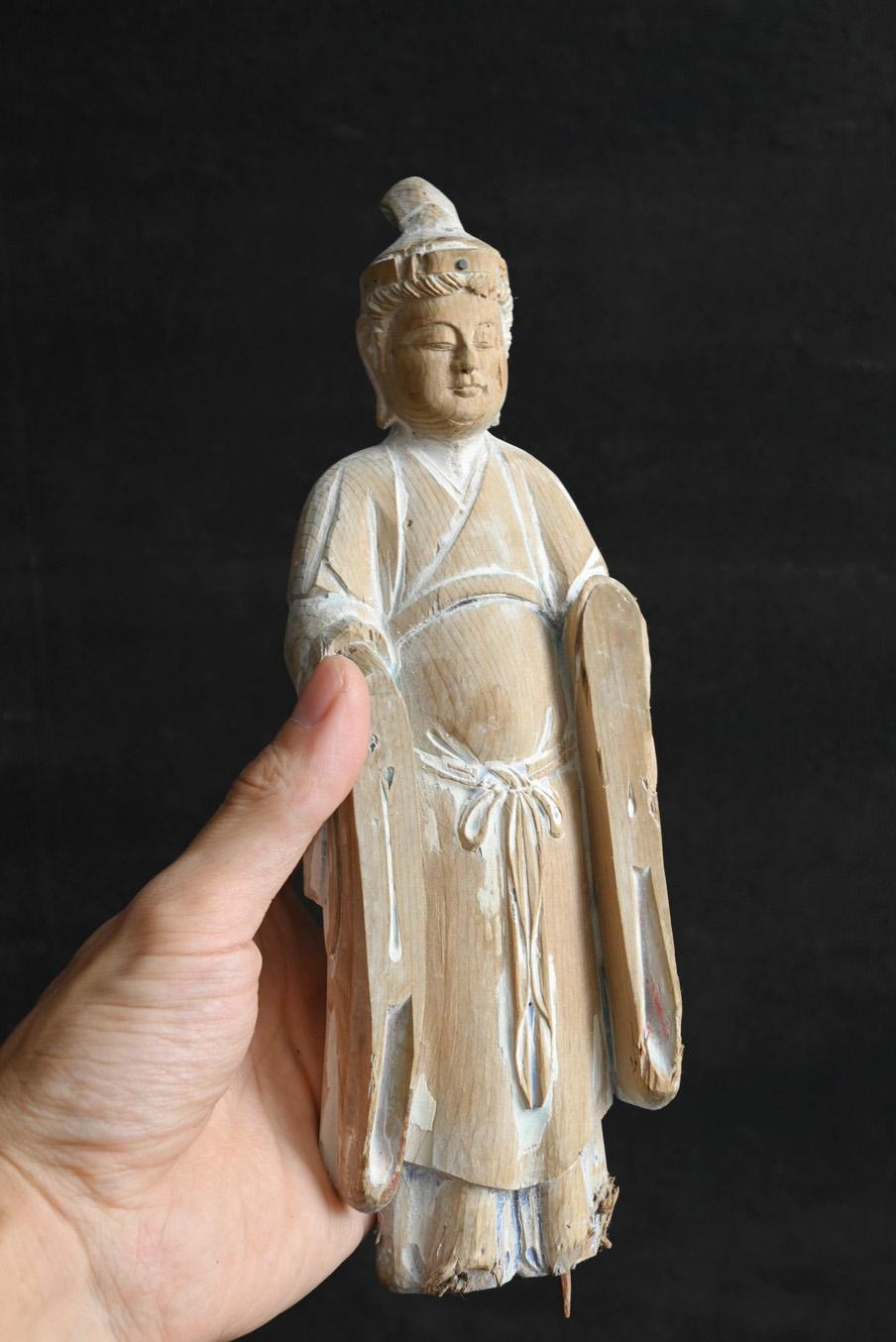 Esta estatua budista de madera se fabricó a finales del periodo Edo.
Se cree que es una estatua de Kannon Bodhisattva.
Originalmente se colocó en un santuario y se pintó, pero se perdió y ahora está en su forma actual.

Es raro que todas las