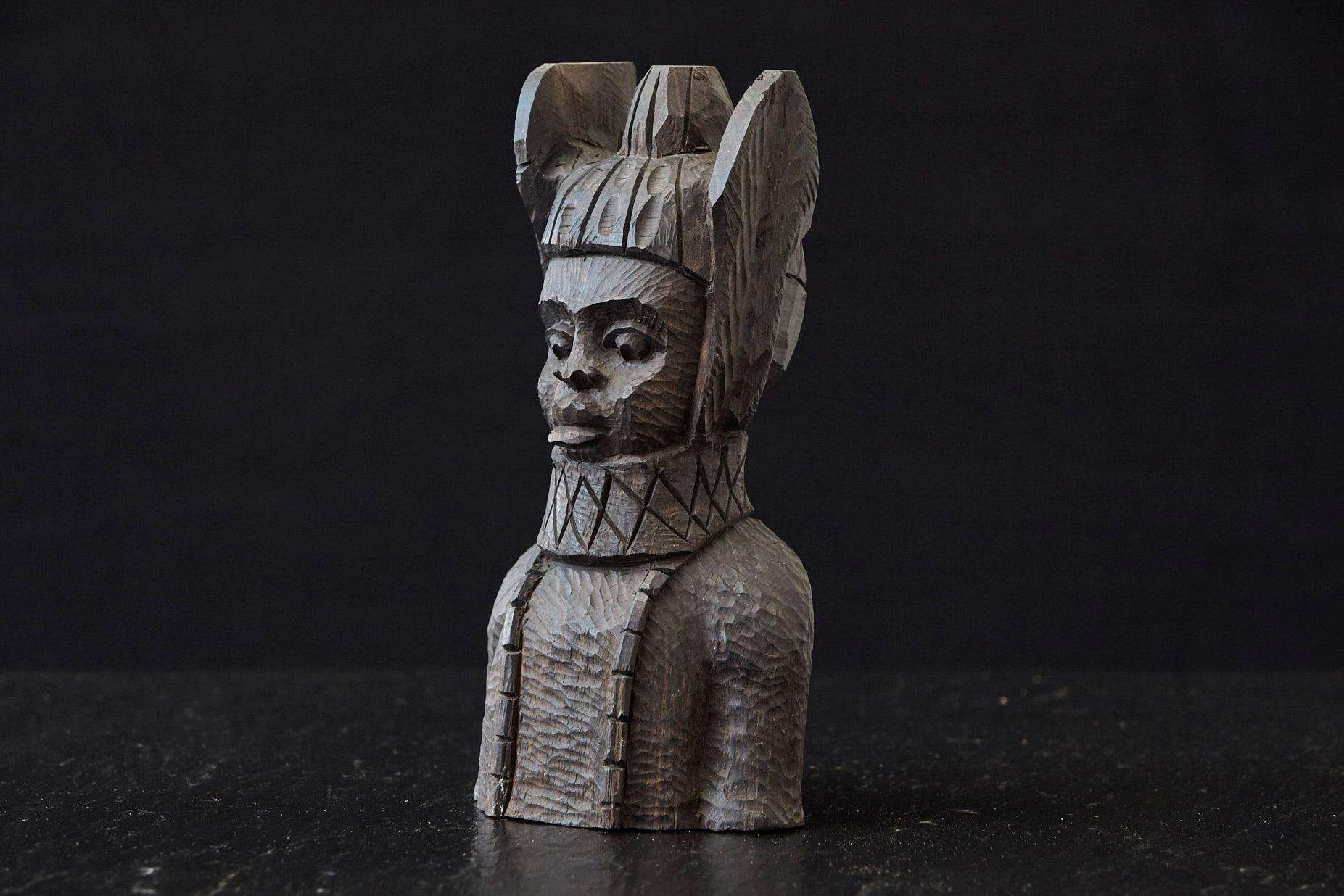 Tribal Buste en bois sculpté d'un Oba de Bénin:: peuple d'Edo:: Nigeria:: vers les années 1950