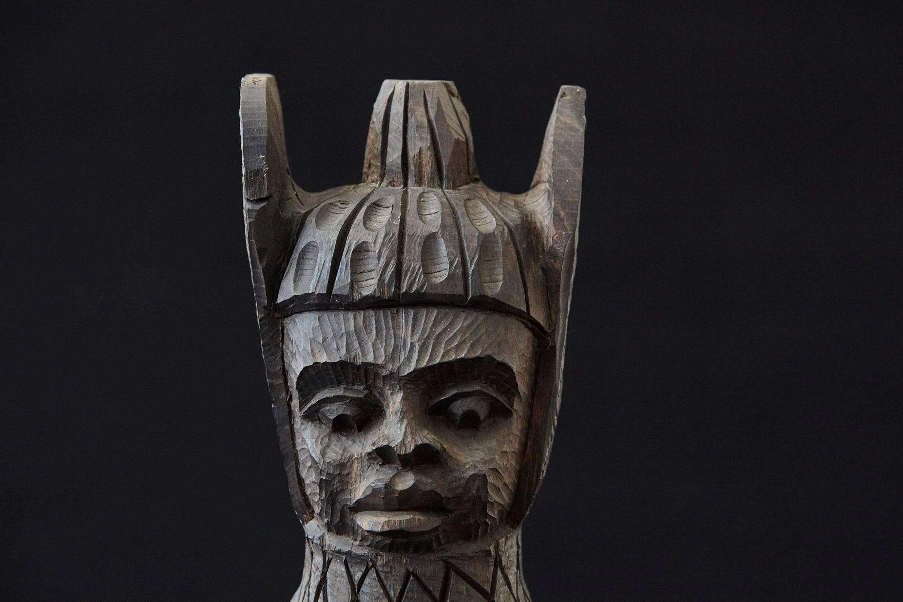 20ième siècle Buste en bois sculpté d'un Oba de Bénin:: peuple d'Edo:: Nigeria:: vers les années 1950