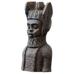 Buste en bois sculpté d'un Oba de Bénin:: peuple d'Edo:: Nigeria:: vers les années 1950