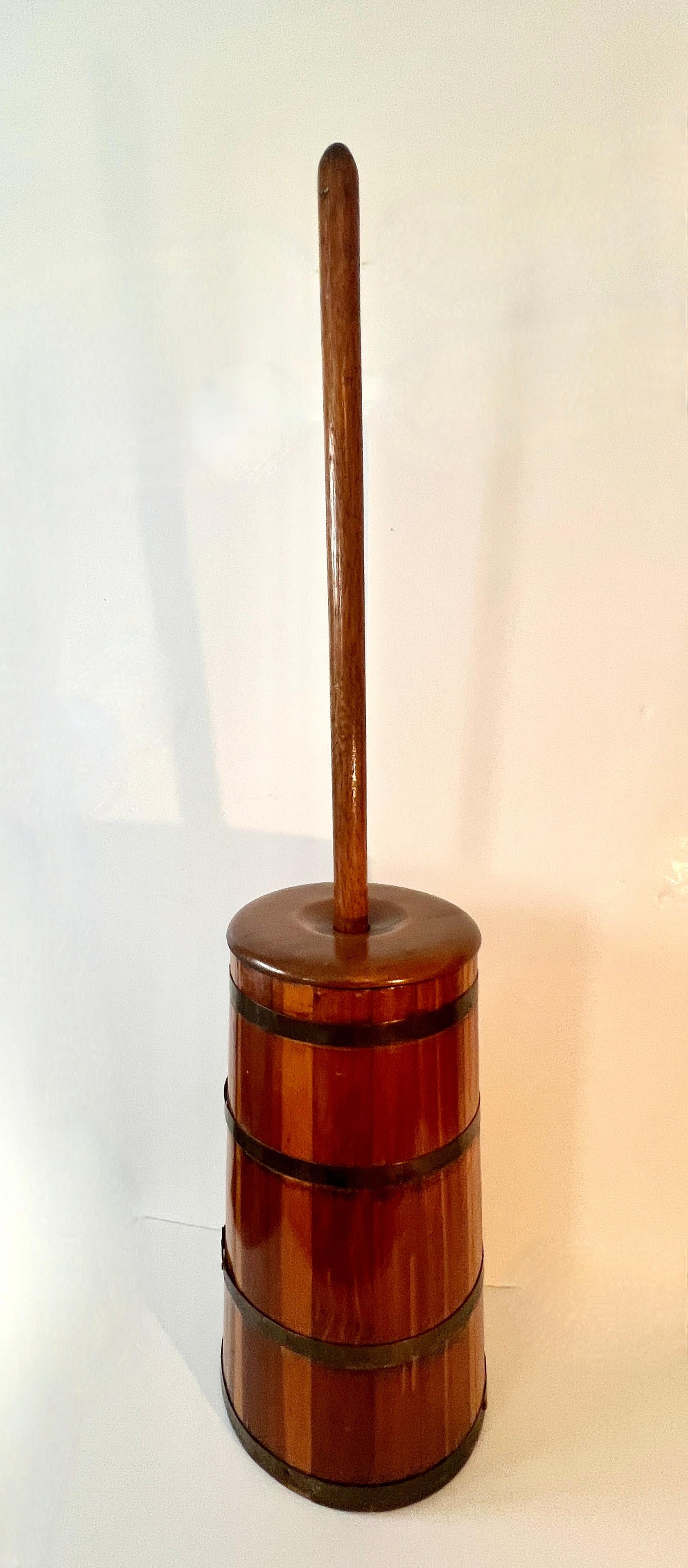 Holz-Butterkrug aus Holz mit zusätzlichen Paddles (Amerikanisch Kolonial) im Angebot
