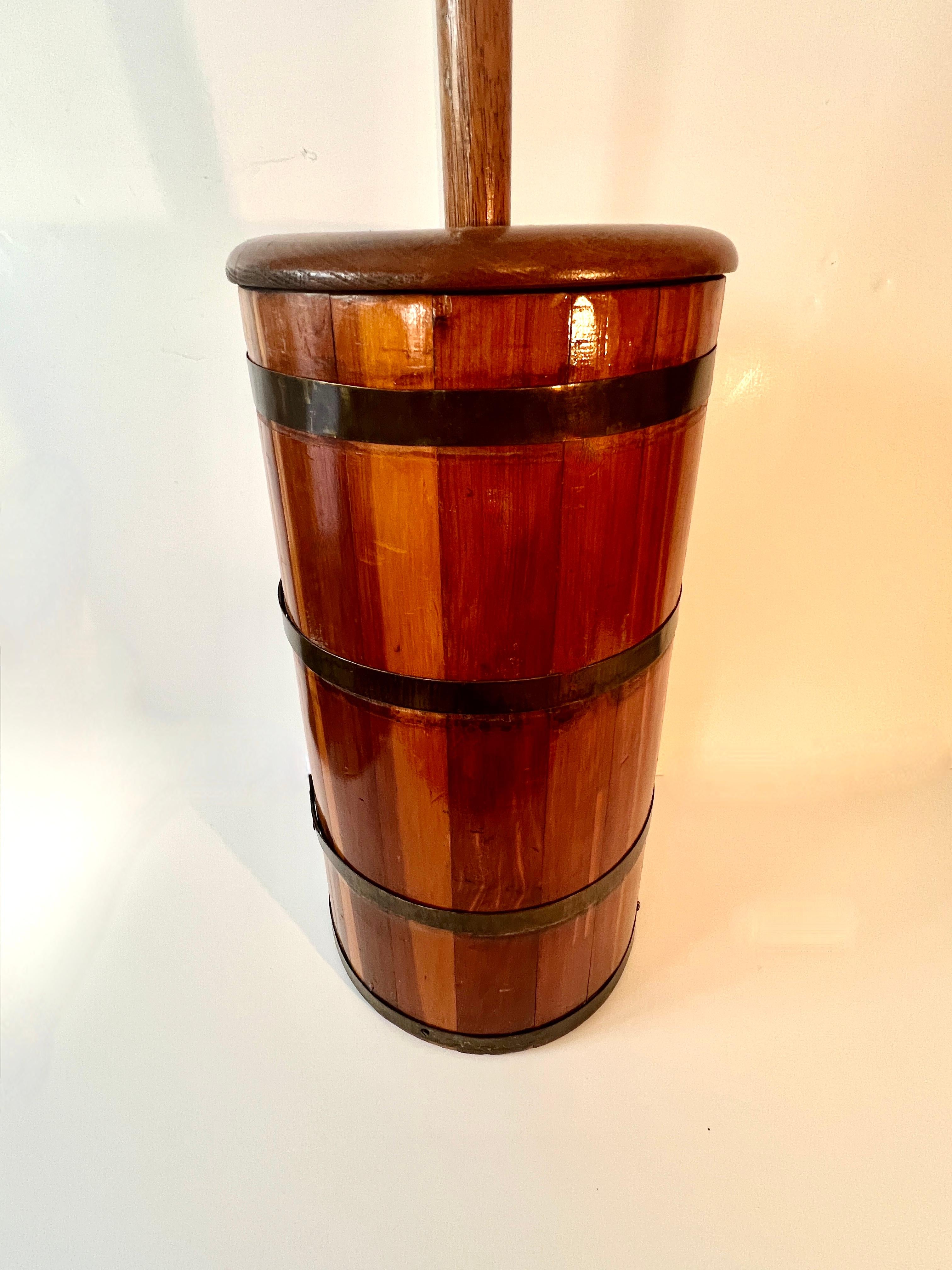Holz-Butterkrug aus Holz mit zusätzlichen Paddles (Handgefertigt) im Angebot