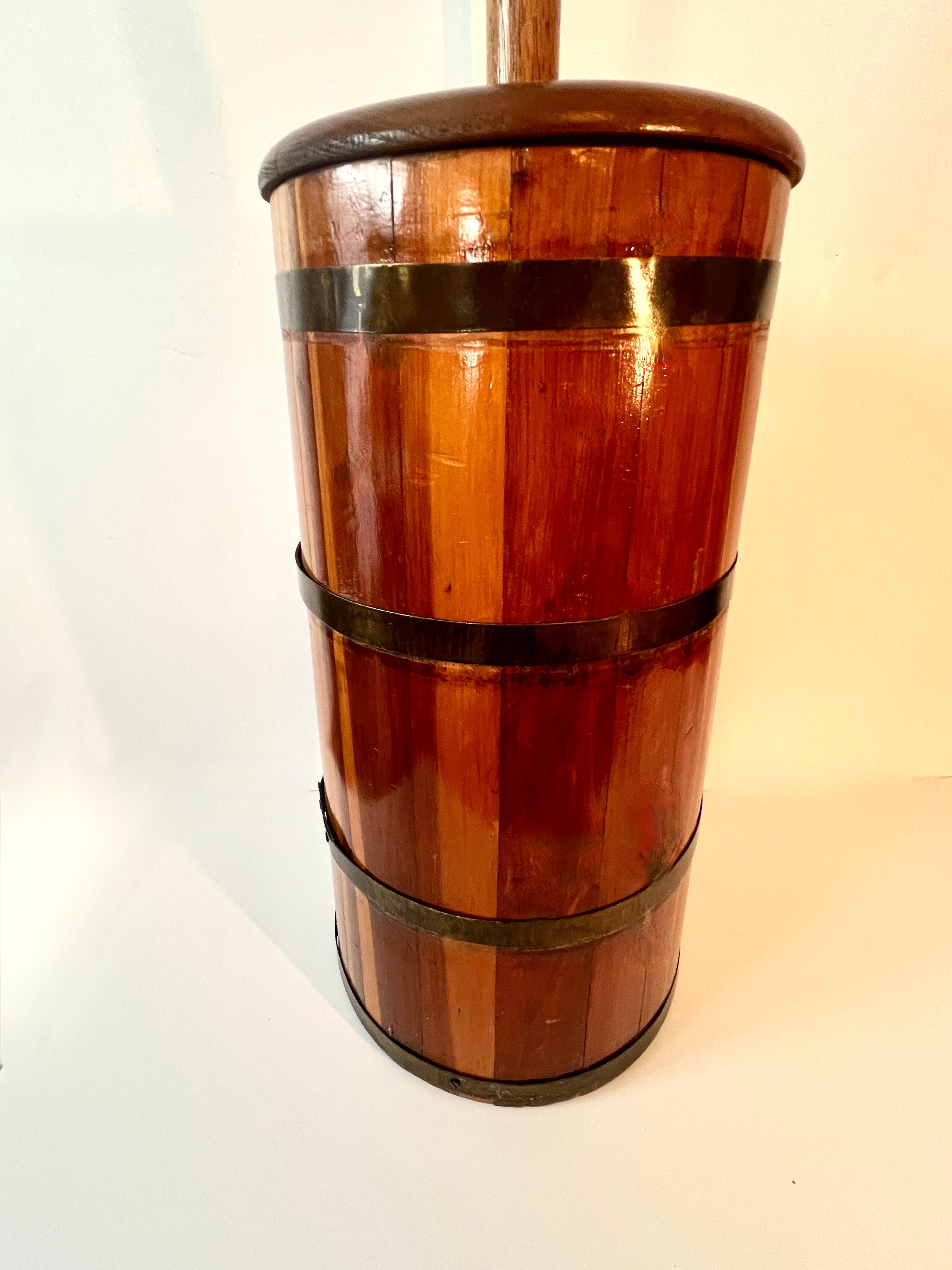Holz-Butterkrug aus Holz mit zusätzlichen Paddles im Zustand „Gut“ im Angebot in Los Angeles, CA
