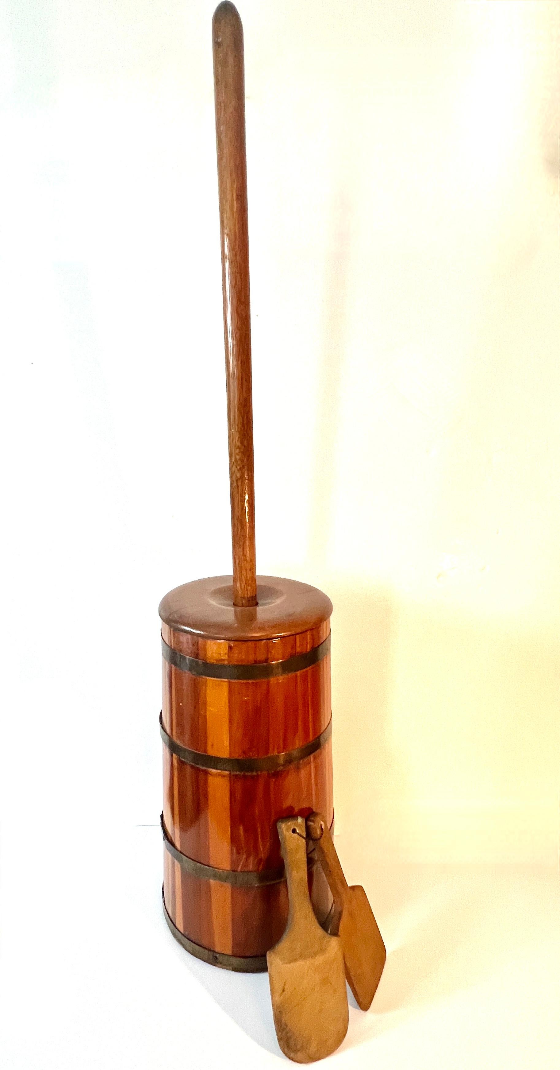 Holz-Butterkrug aus Holz mit zusätzlichen Paddles (Metall) im Angebot