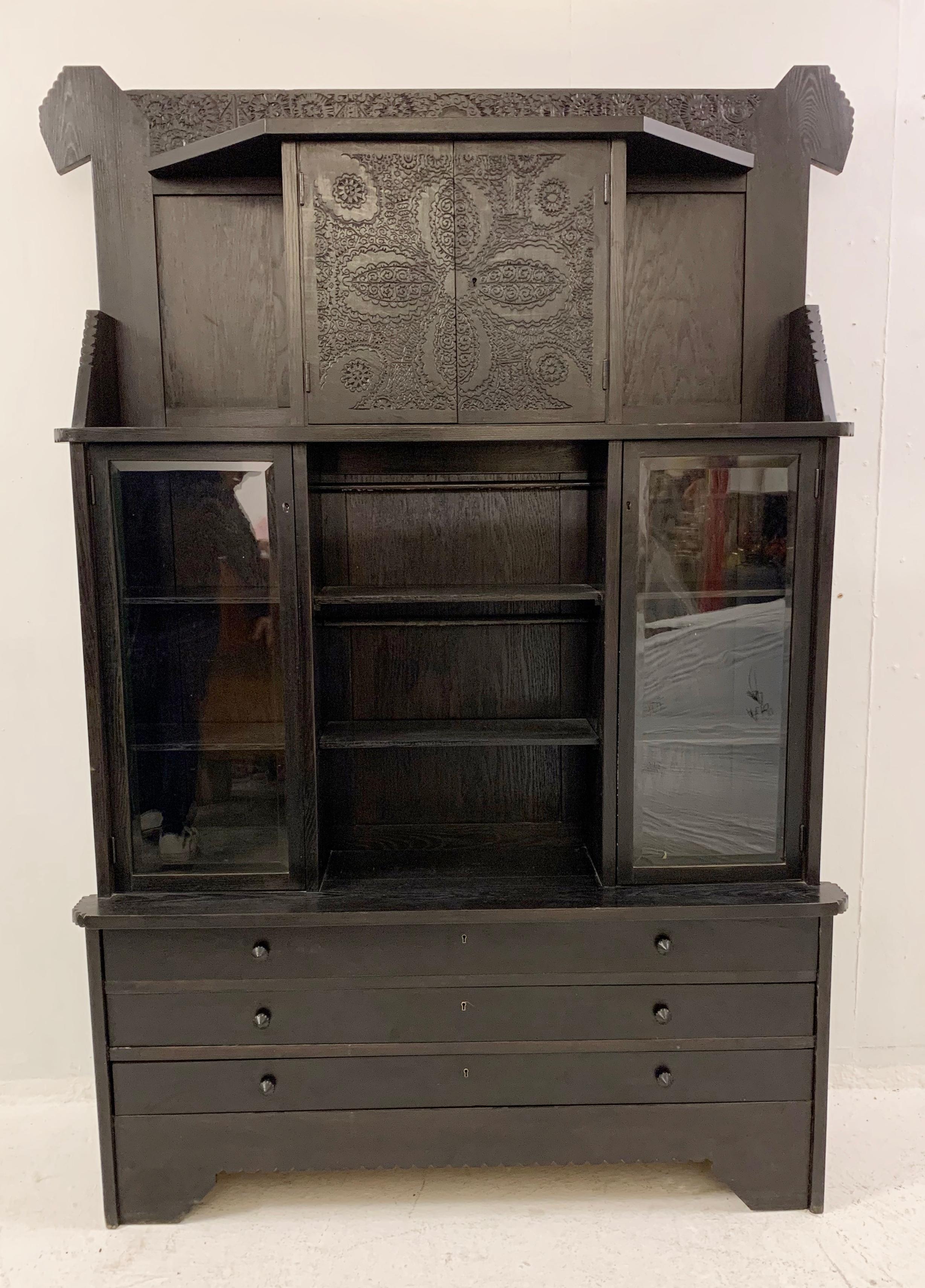 Holzschrank mit Lederbank von Toroczkai Wigand, Ungarn, 1920er Jahre im Zustand „Gut“ im Angebot in Brussels, BE