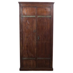 Cabinet en bois avec patine d'origine