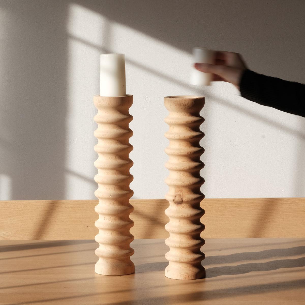 Il portacandele moderno e minimalista della serie SOFRA dona un tocco di eleganza al tuo spazio grazie al suo design di grandi dimensioni. Realizzato interamente a mano da un unico pezzo di legno di cedro massiccio, questo moderno portacandele