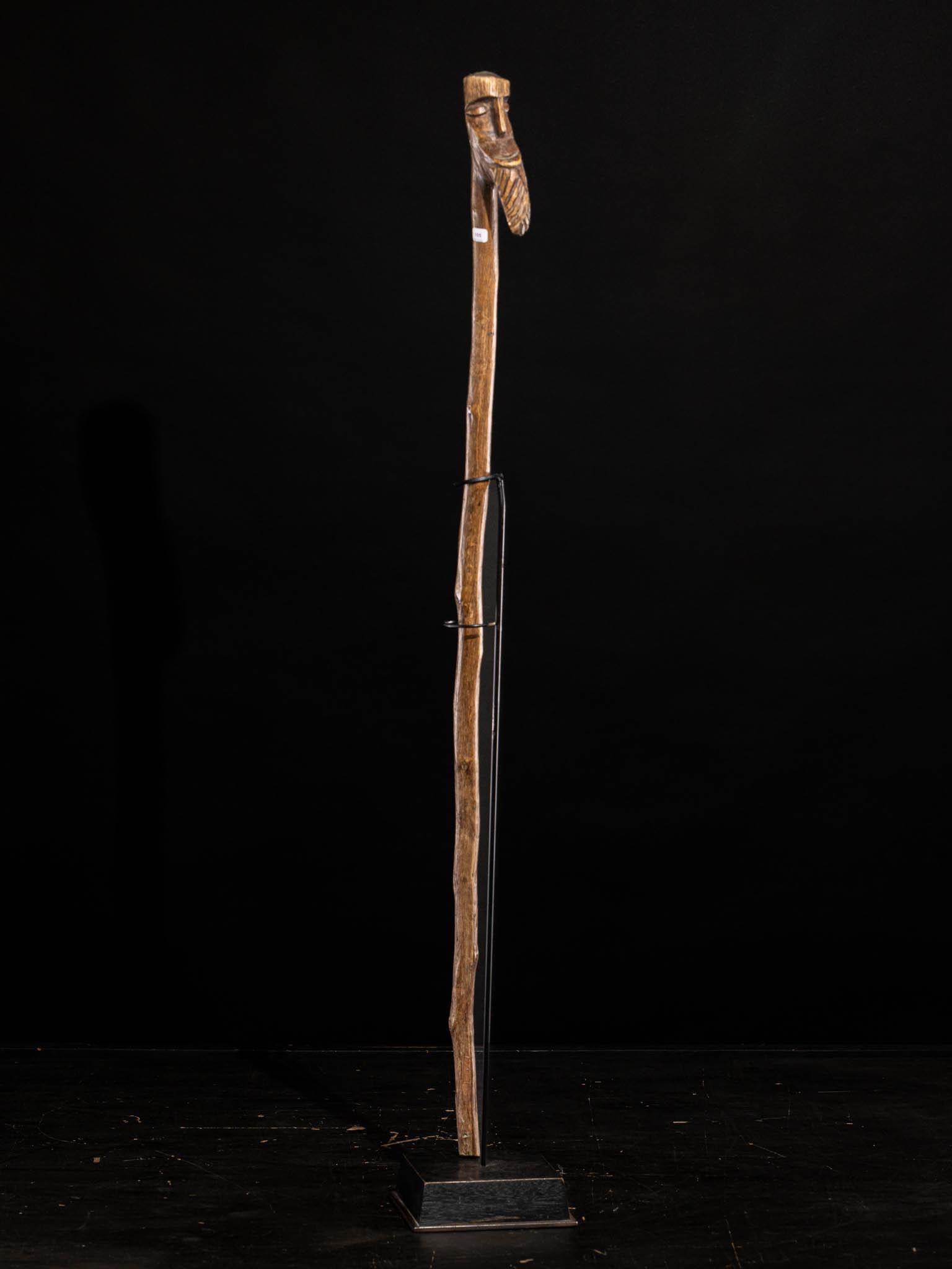 Britannico Bastone di legno - il manico è intagliato con il volto di un uomo barbuto in vendita