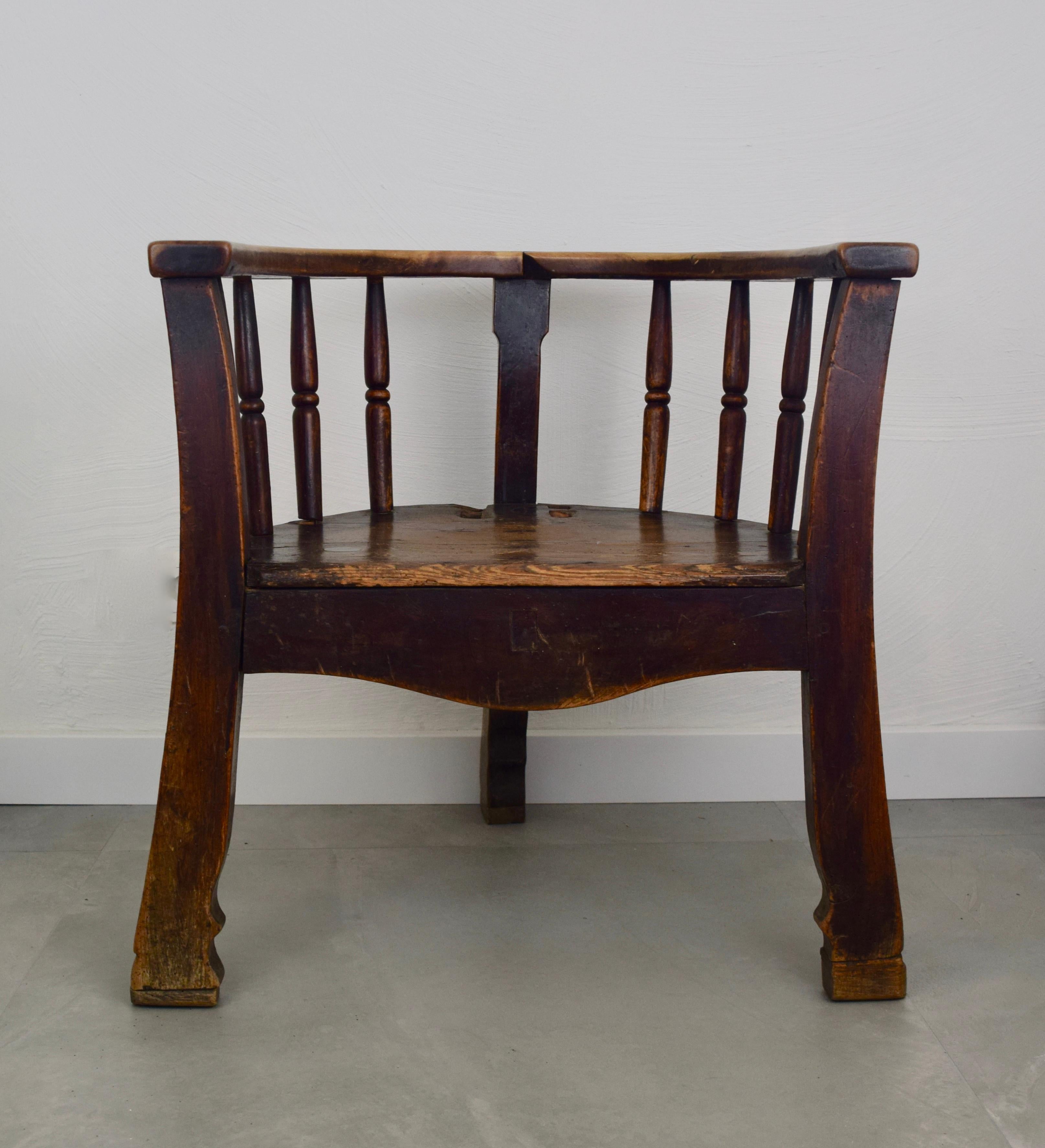 Beautiful antique captain's chair from the 17th or 18th century. There is an article about a chair very similar to this one in the book 'Noord Nederlandse Meubelen van Renaissance tot Barok'. The chair has three legs which helps stabilization with