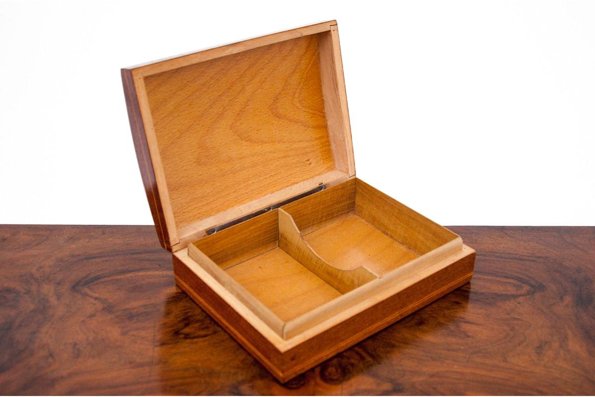 Card box, France.

Walnut wood

Dimensions: height 5 m, width 17 cm, depth 13 cm.