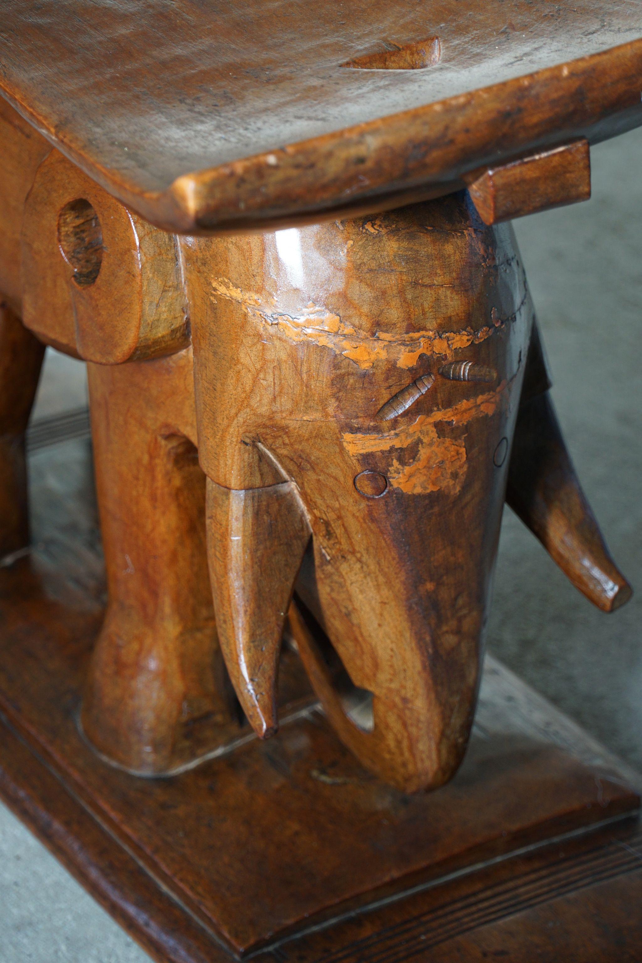 Sculpté à la main Tabouret africain en bois sculpté représentant un éléphant, milieu du siècle dernier dans le style Wabi Sabi, années 1940 en vente
