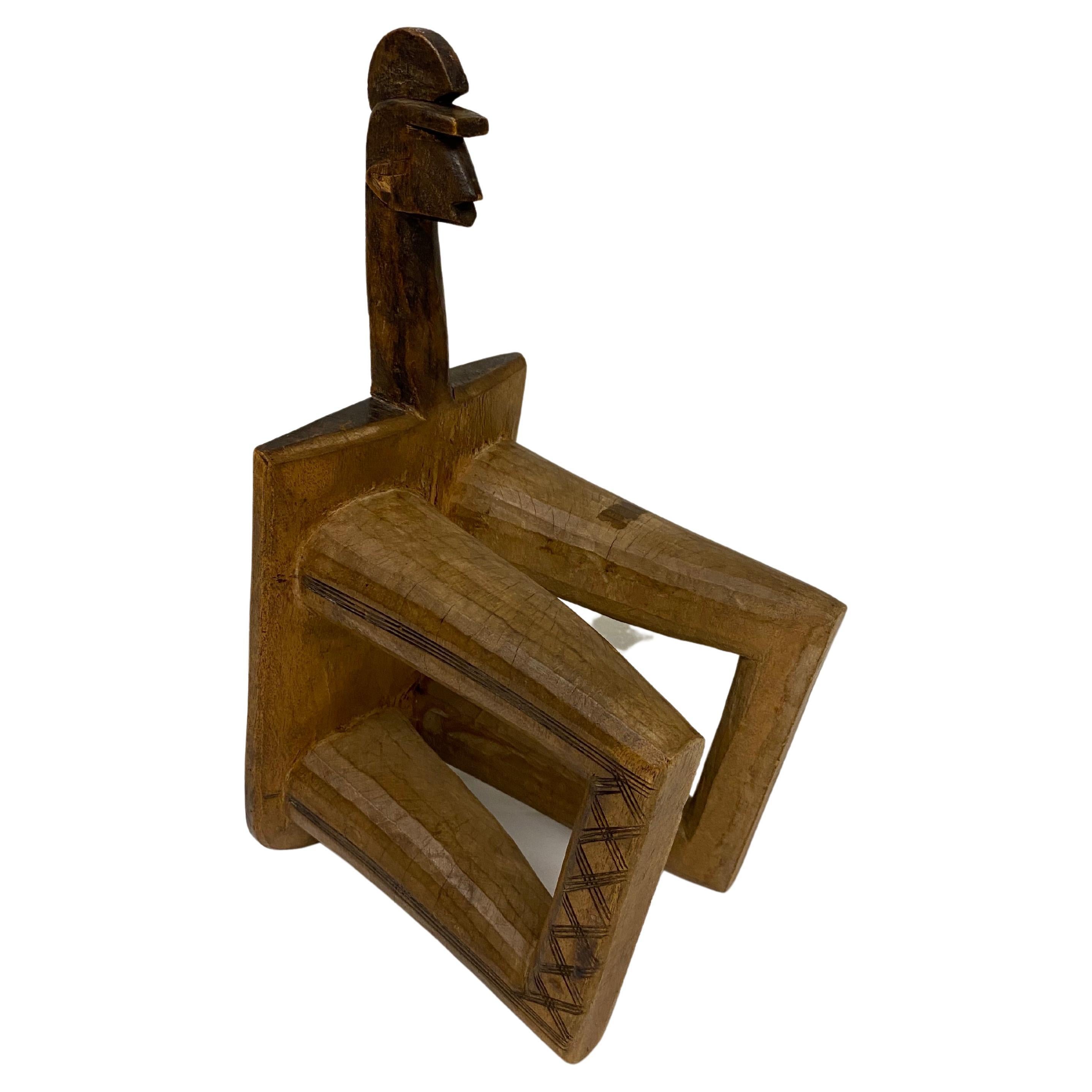 Skulpturaler Holzhocker im Vintage-Stil, hergestellt in Afrika. 
Organische moderne Form aus der Mitte des 20. Jahrhunderts. 

Ein charmantes Deko-Objekt für die moderne Einrichtung mit einer feinen Patina. Perfekt geeignet als Kinderschemel,