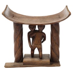 Tabouret Akan sculpté en bois avec lutteurs