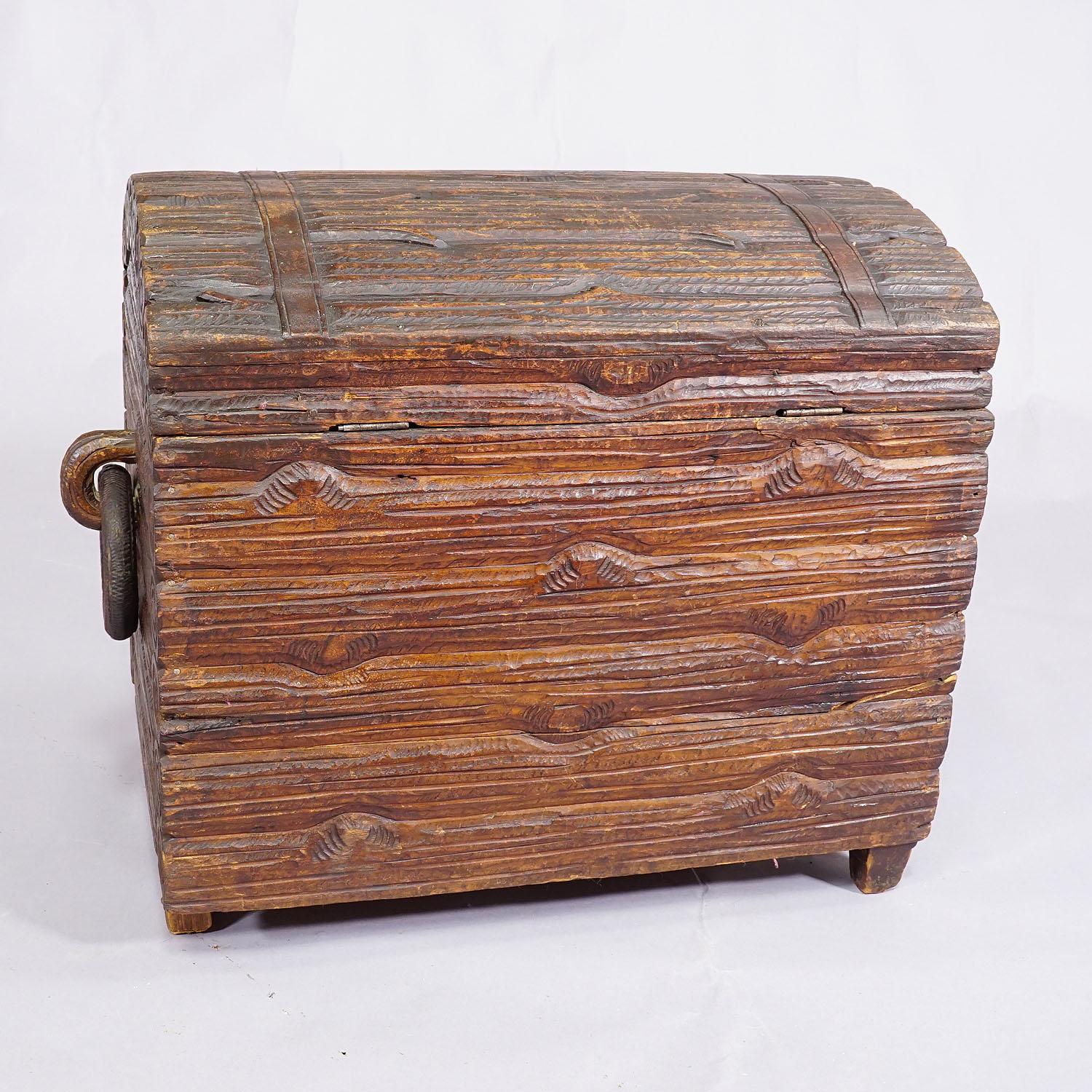 XIXe siècle Boîte à bûches en bois sculpté de Black Forest représentant une pile de bûches en vente