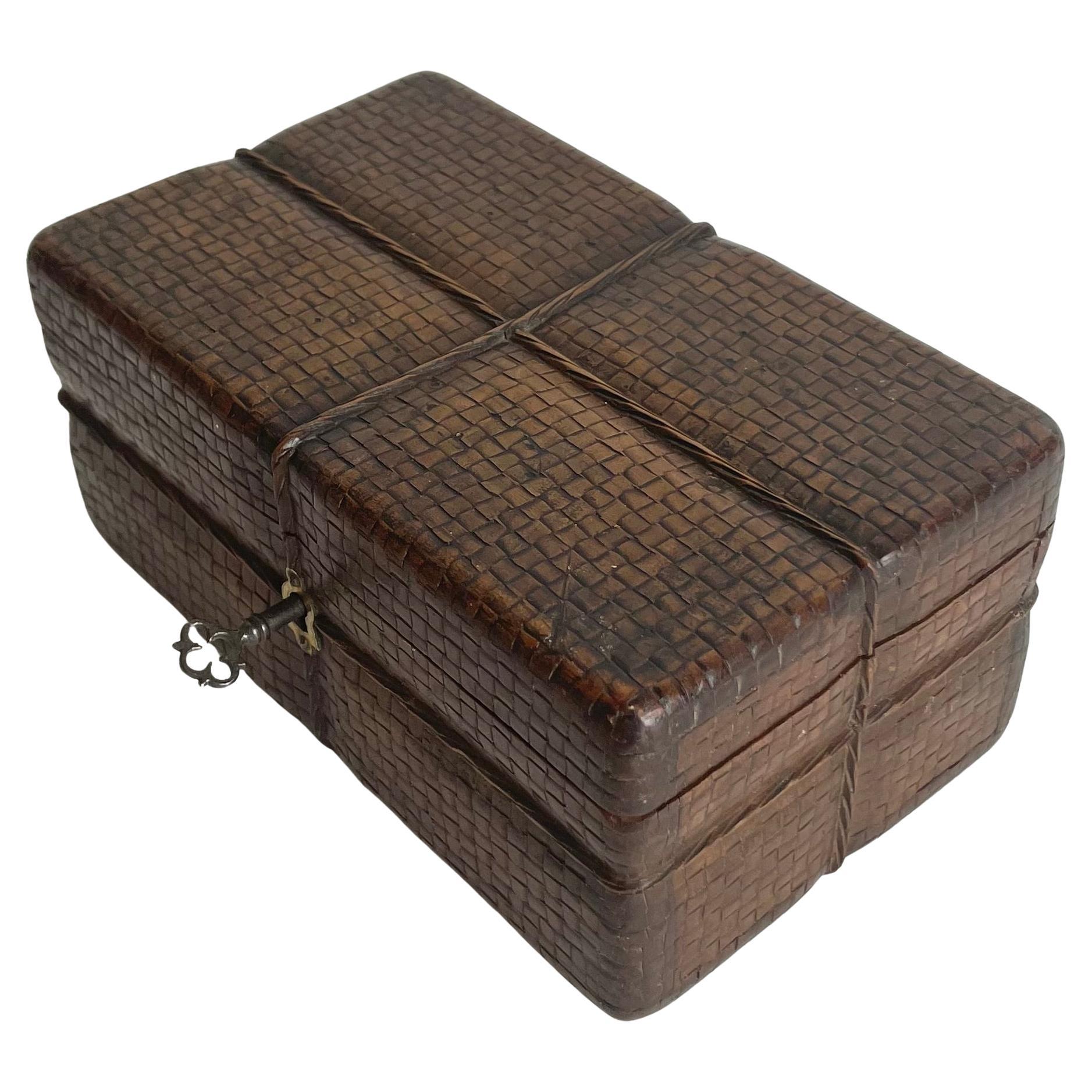 Scatola in legno intagliato a forma di scatola in rattan con una corda. Metà del XIX secolo