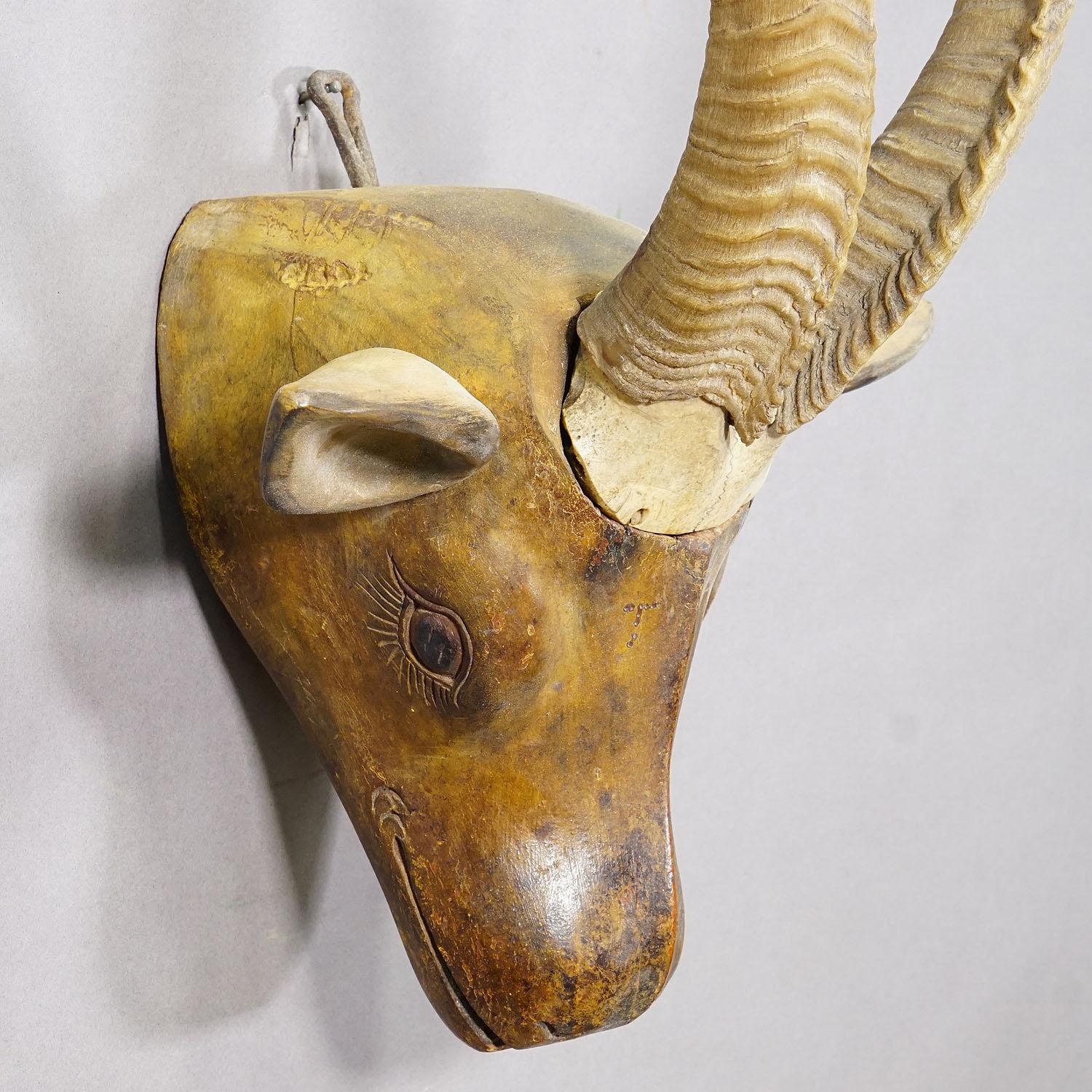 Cabeza de Cabra de Madera Tallada en Estilo Barroco, Siglo XIX siglo XX en venta