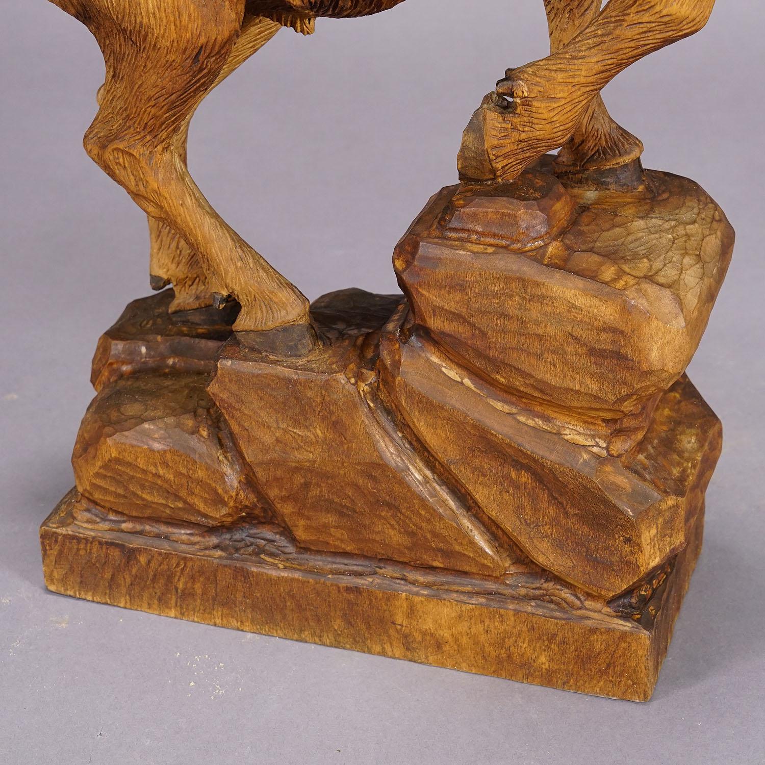 Esculturas de íbice y gamuza talladas en madera attr. a Rudolf Heissl jr. ca. 1960s en venta 6
