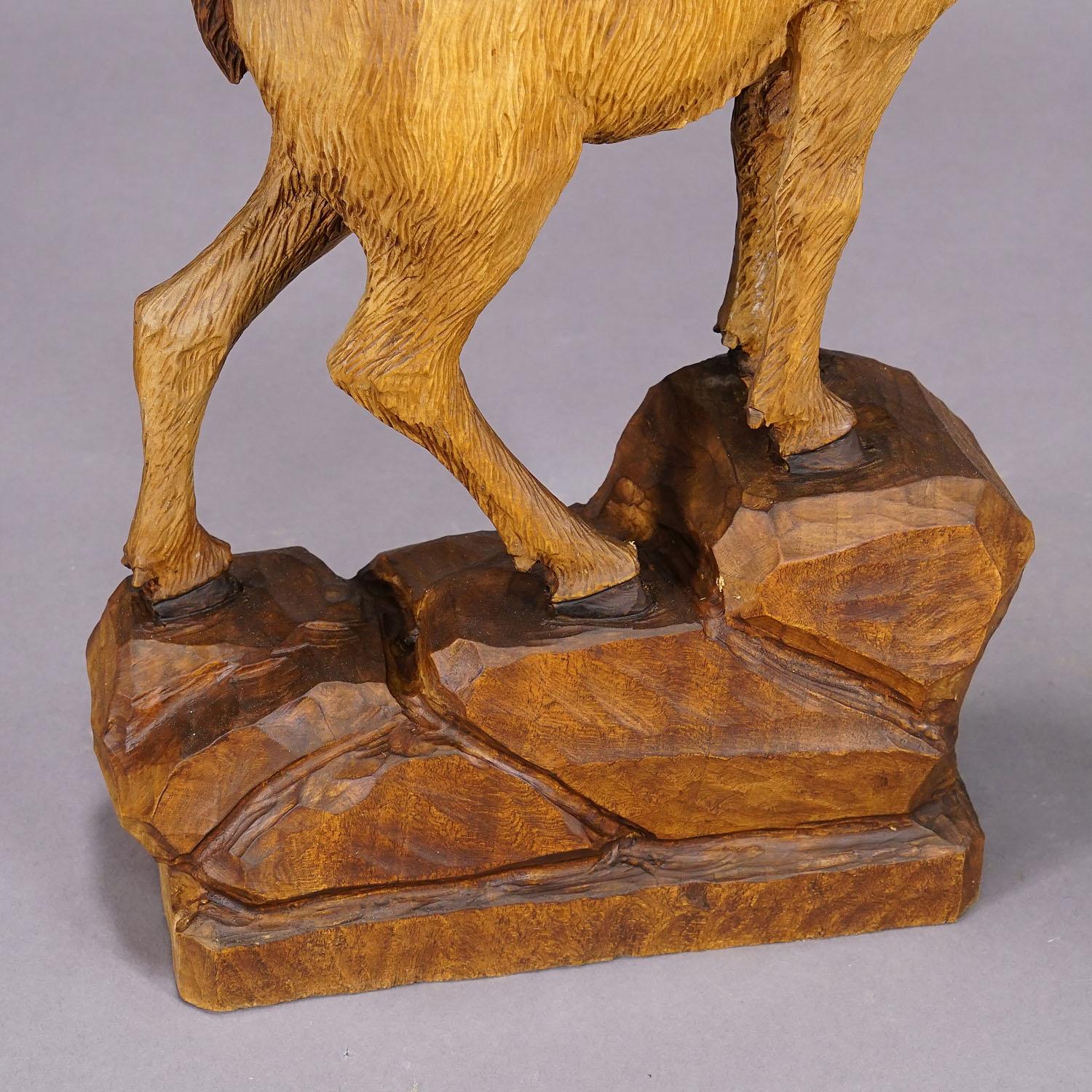 Esculturas de íbice y gamuza talladas en madera attr. a Rudolf Heissl jr. ca. 1960s siglo XX en venta