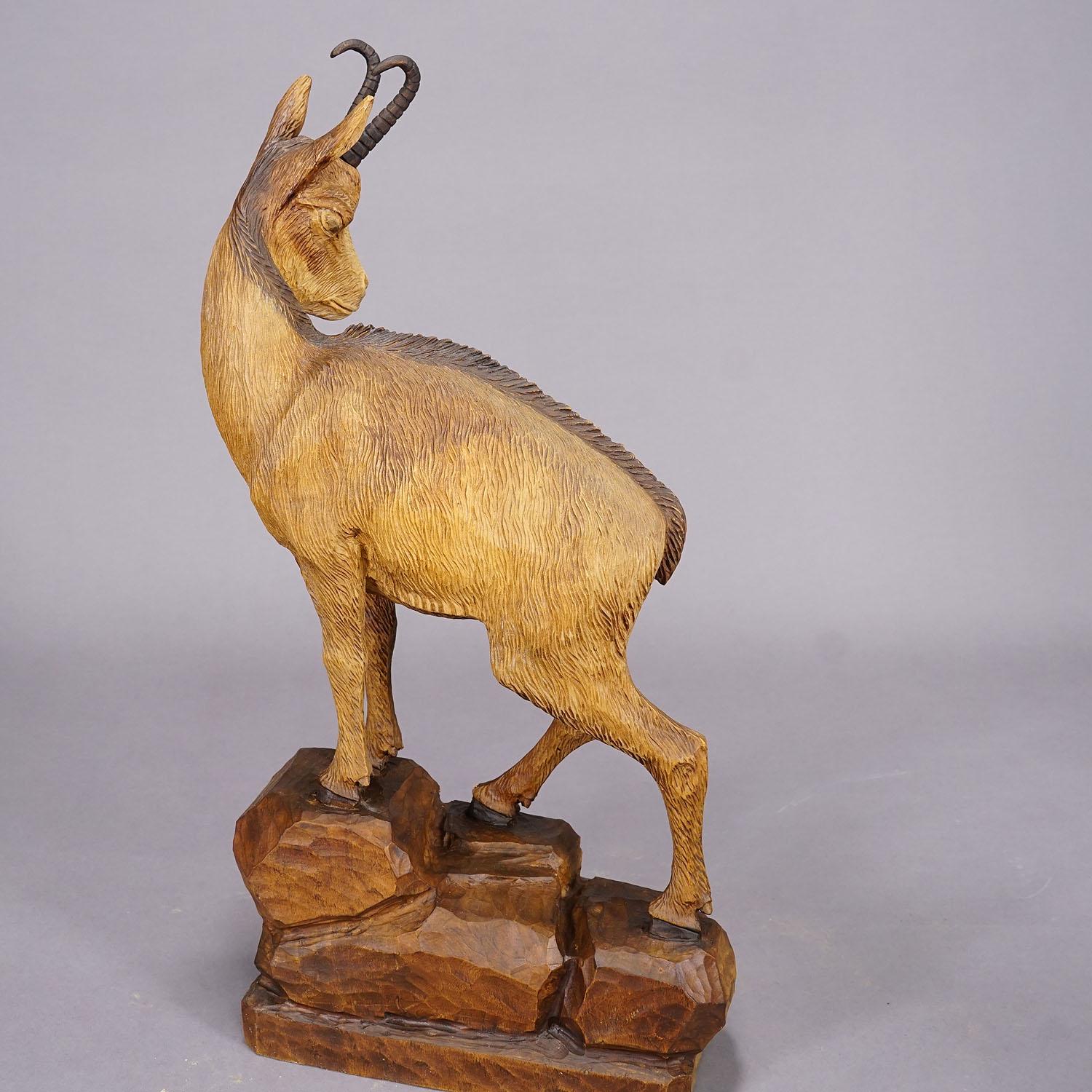 Esculturas de íbice y gamuza talladas en madera attr. a Rudolf Heissl jr. ca. 1960s en venta 1