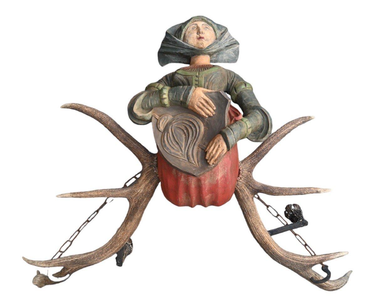 Intagliato a mano Lusterweibchen in legno intagliato di una nobildonna medievale, fine XIX secolo in vendita