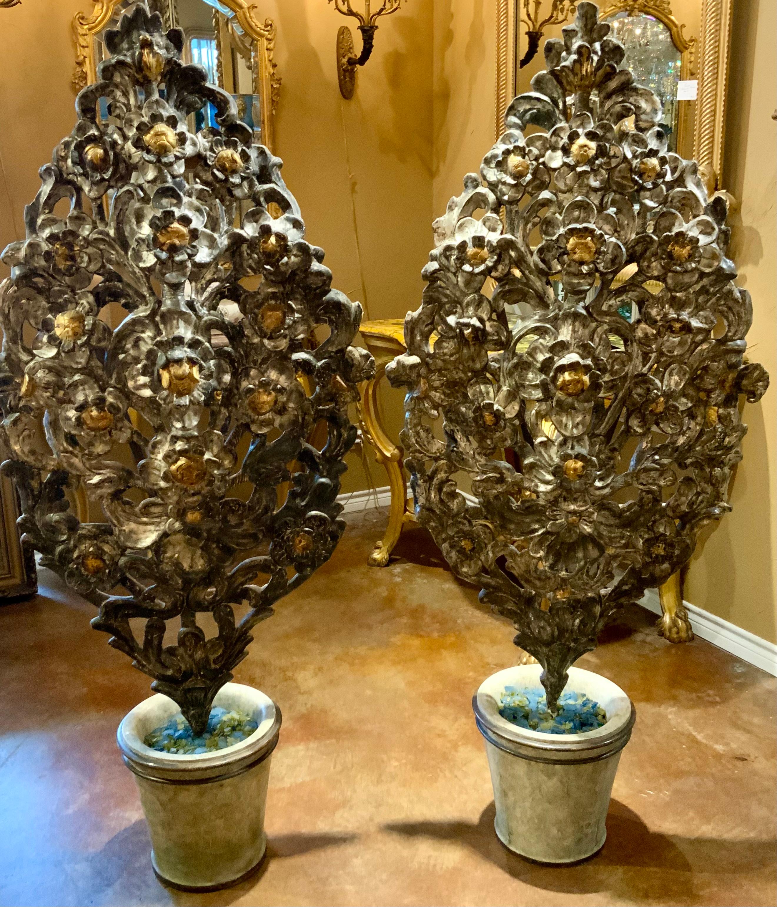 Wooden carved pair of topiaries in silver and gold gilt For Sale 3