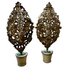 Paire de topiaries sculptées en bois, argentées et dorées