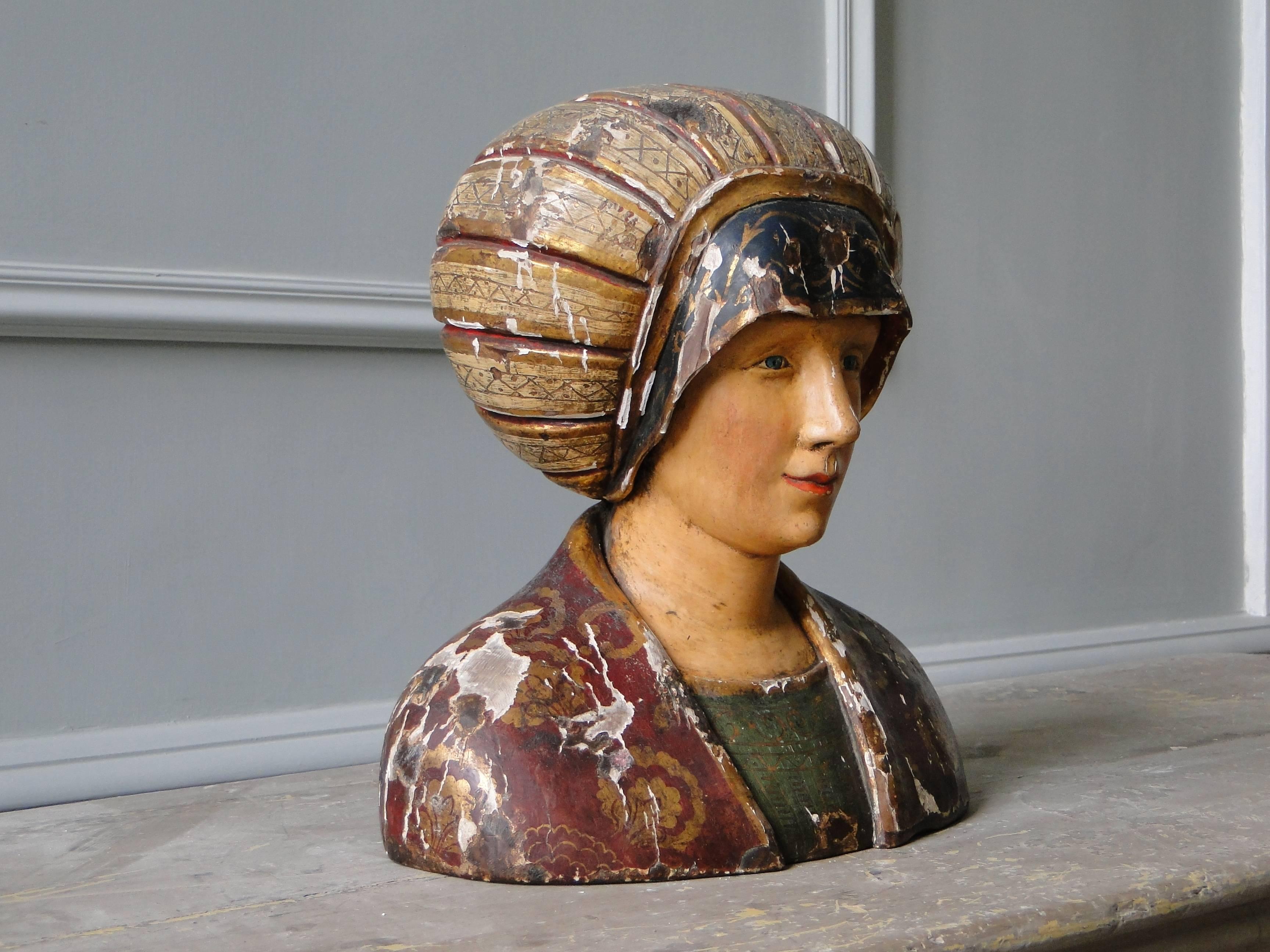 Wooden Carved Statue or Bust from the 16th Century In Distressed Condition In Sames, FR
