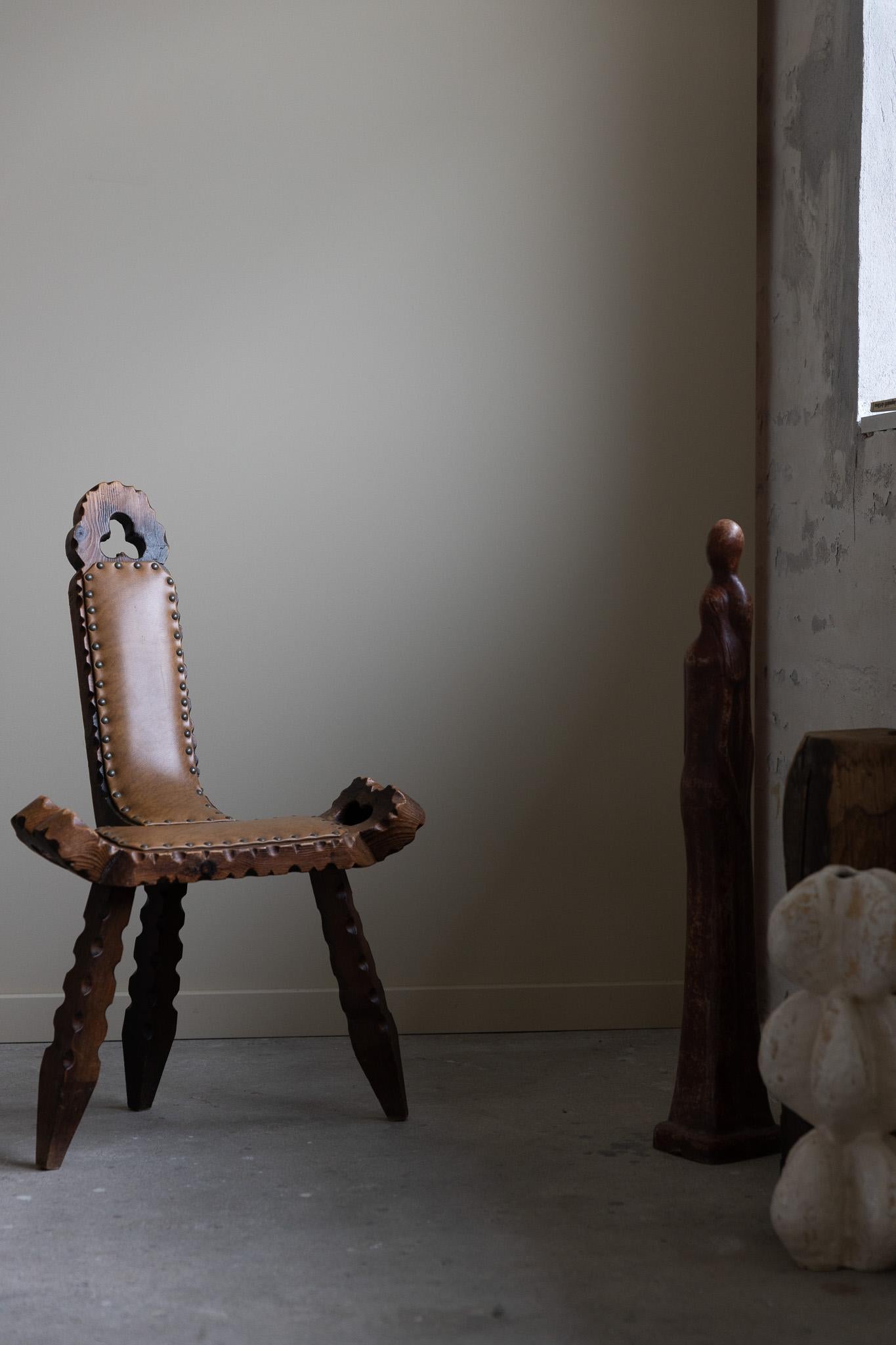 Chaise tripode sculpturale en bois, fabriquée au début du XXe siècle en France. 

Un bel objet brutaliste, finement patiné, qui s'intègre parfaitement dans un intérieur moderne.

