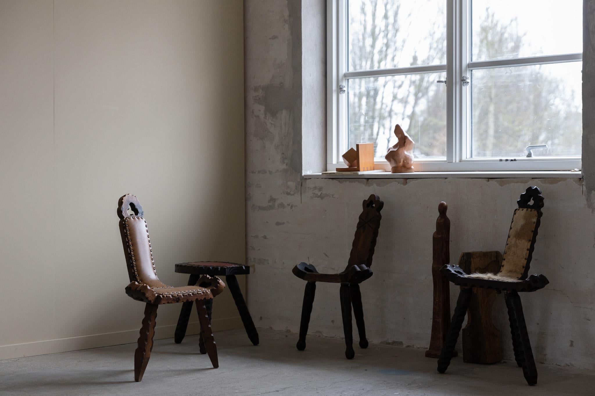 Français Chaise tripode en bois sculpté avec assise en cuir - Wabi Sabi - Début du 20e siècle en vente