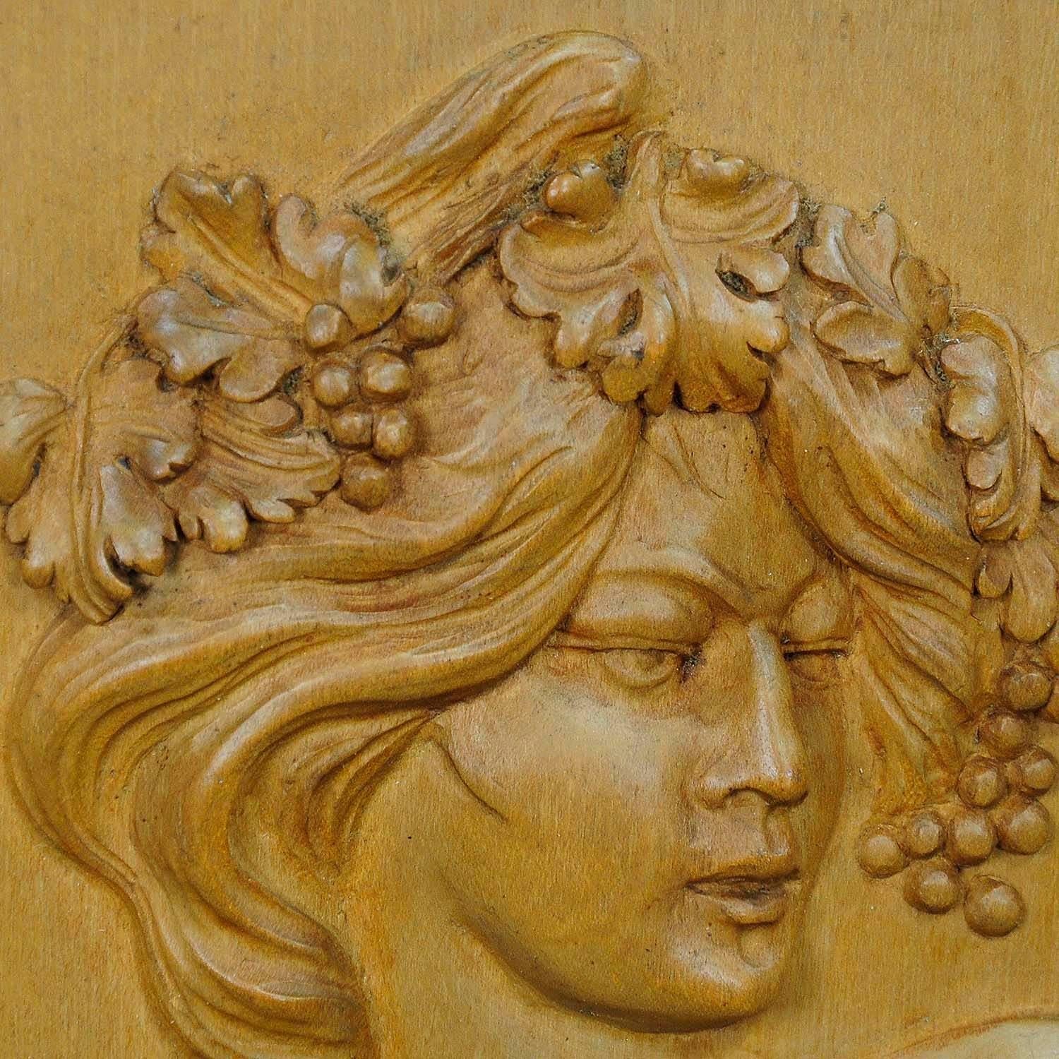 Art nouveau Plaque murale en bois sculpté d'une dame victorienne, vers 1920 en vente